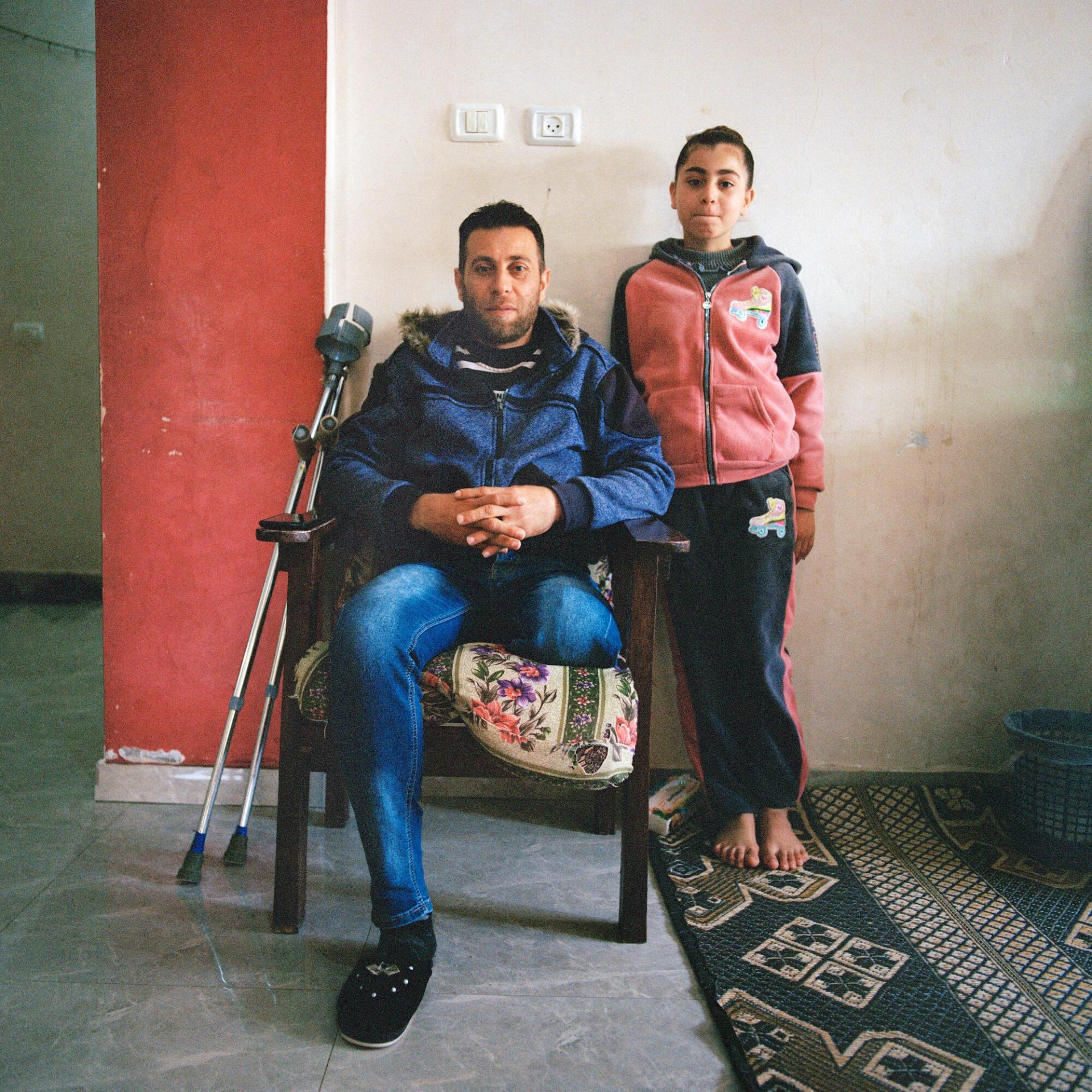 Amro Ayman Alhadad (gauche), 23 ans, et Mohamad Soliman Mohamad Saad (droite), 39 ans, ont tous les deux été blessés lors des manifestations de la grande marche du retour à Gaza en 2018. Tous les deux ont dû être amputés de la jambe gauche à la suite de leur blessure. Gaza, territoire palestinien occupé, avril 2022