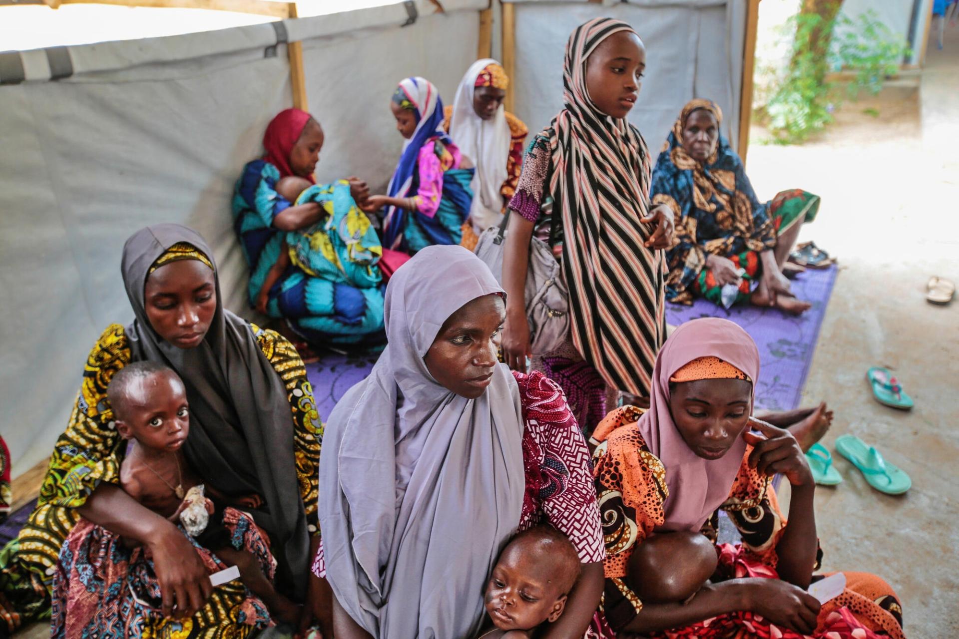 Safiyya Salisu (centre) attend pour une consultation médicale pour son enfant malnutri au centre nutritionnel thérapeutique de MSF situé dans la ville de Katsina. Nigeria, juin 2022