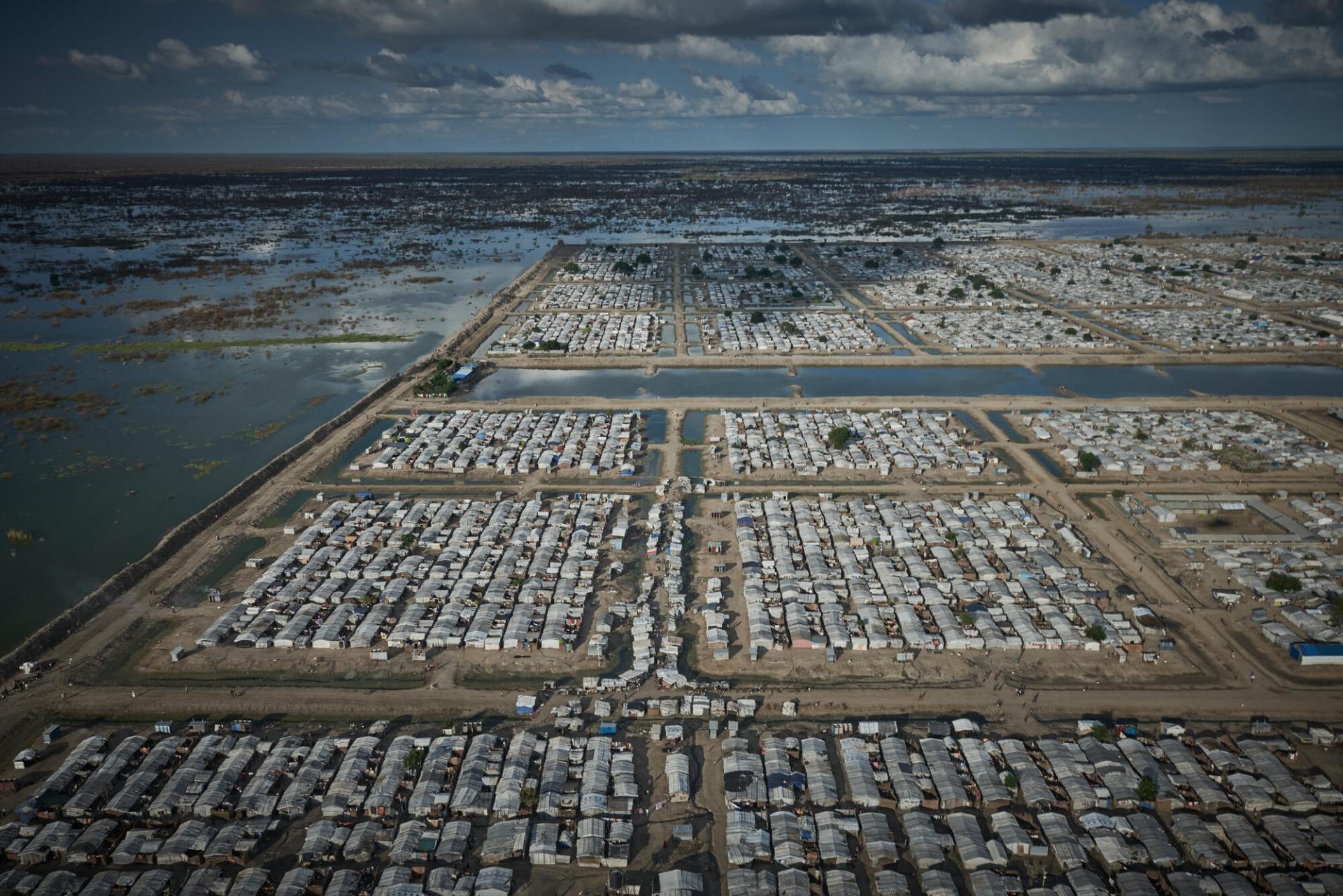 Vue aérienne du camp de personnes déplacées de Bentiu, au Soudan du Sud. Le camp, où vivent environ 120 000 personnes, est entouré de digues pour éviter qu’il ne soit inondé. Soudan du Sud, août 2022