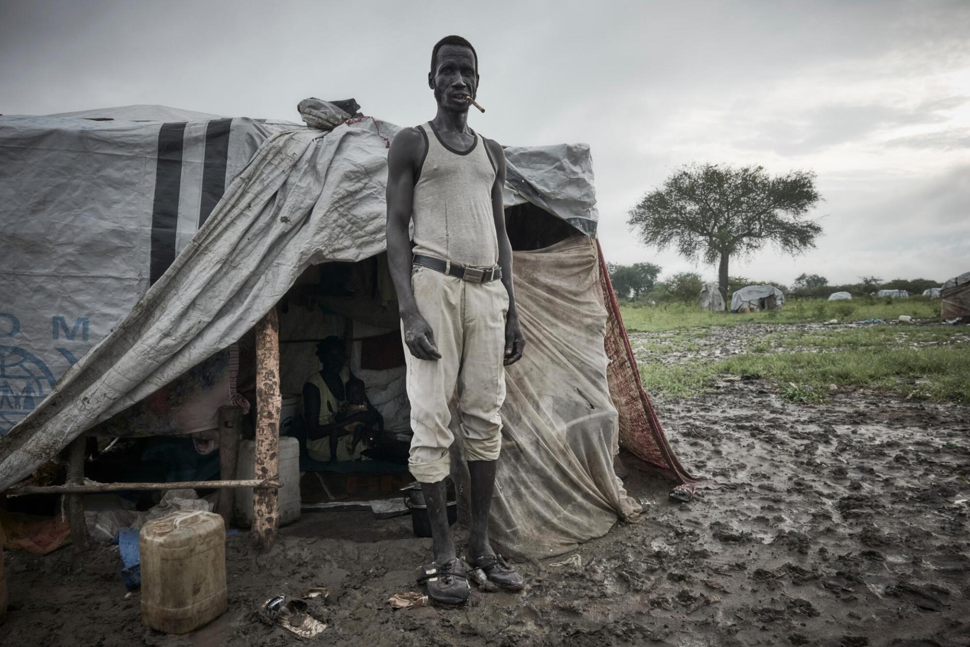 Portrait de Deng Ajok, déplacé sud-soudanais à Abyei. L’homme de 38 ans vit sous une tente dans des conditions précaires avec sa femme, Aguesndoit Malek, et leurs trois enfants. Soudan du Sud, août 2022