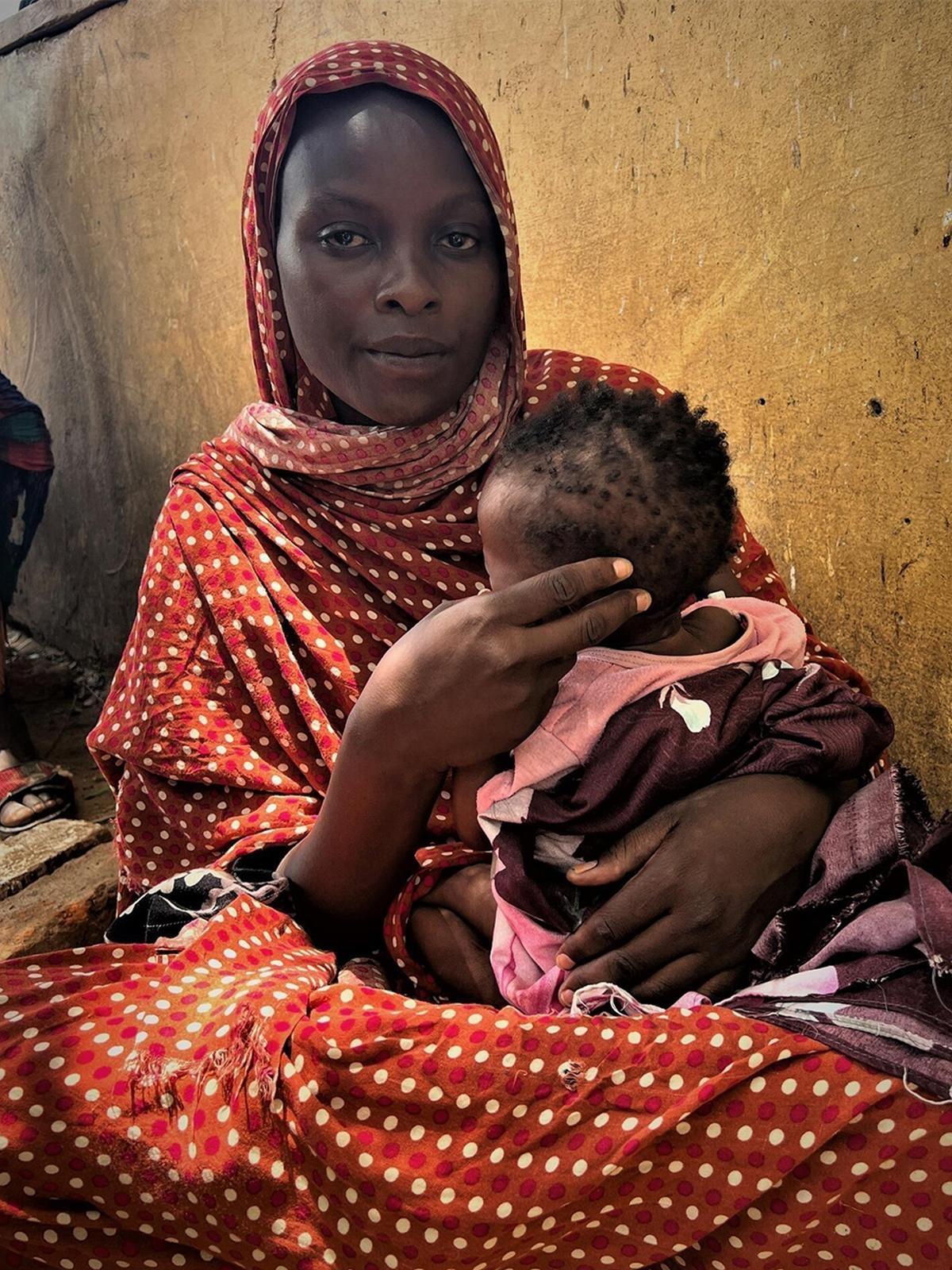 Une soudanaise avec sa fille qui a été prise en charge par MSF à Adré.
