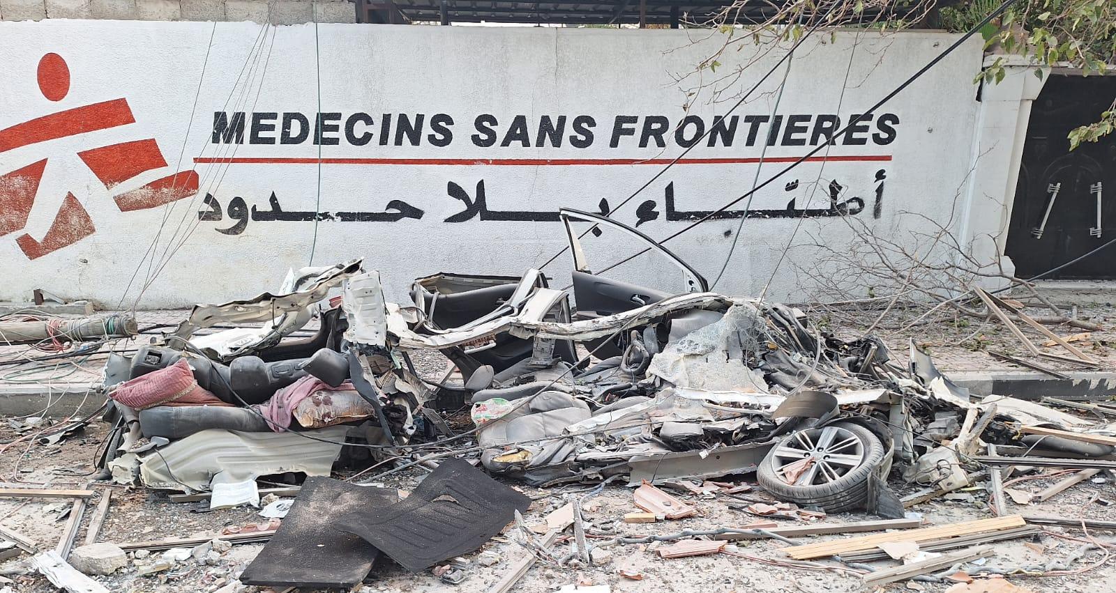 Vue d'une voiture brûlée devant la clinique MSF de Gaza