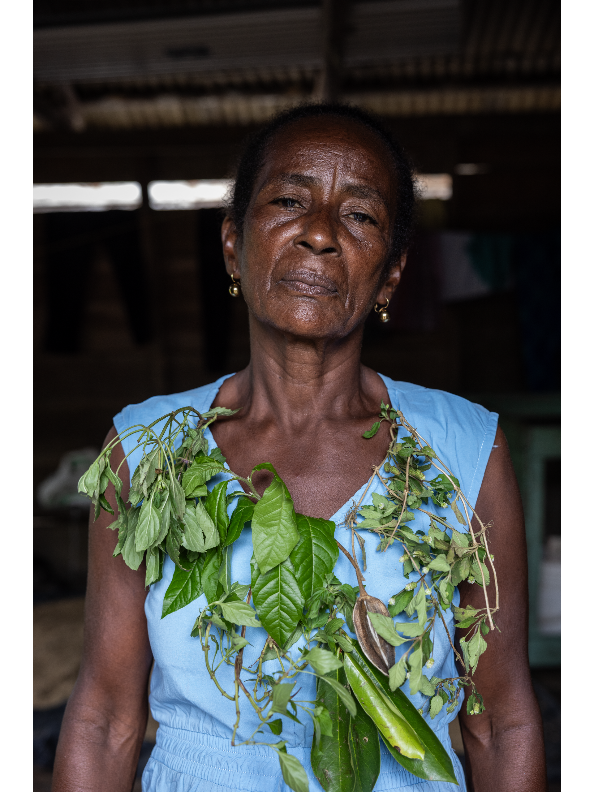 La guérisseuse traditionnelle Margarita Rojas Mena (gauche) et la sage-femme Teolinda Castro (droite) du village de Mojaudó, ainsi que la guérisseuse traditionnelle María Concepción Moreno (centre) du village de Chachajo.