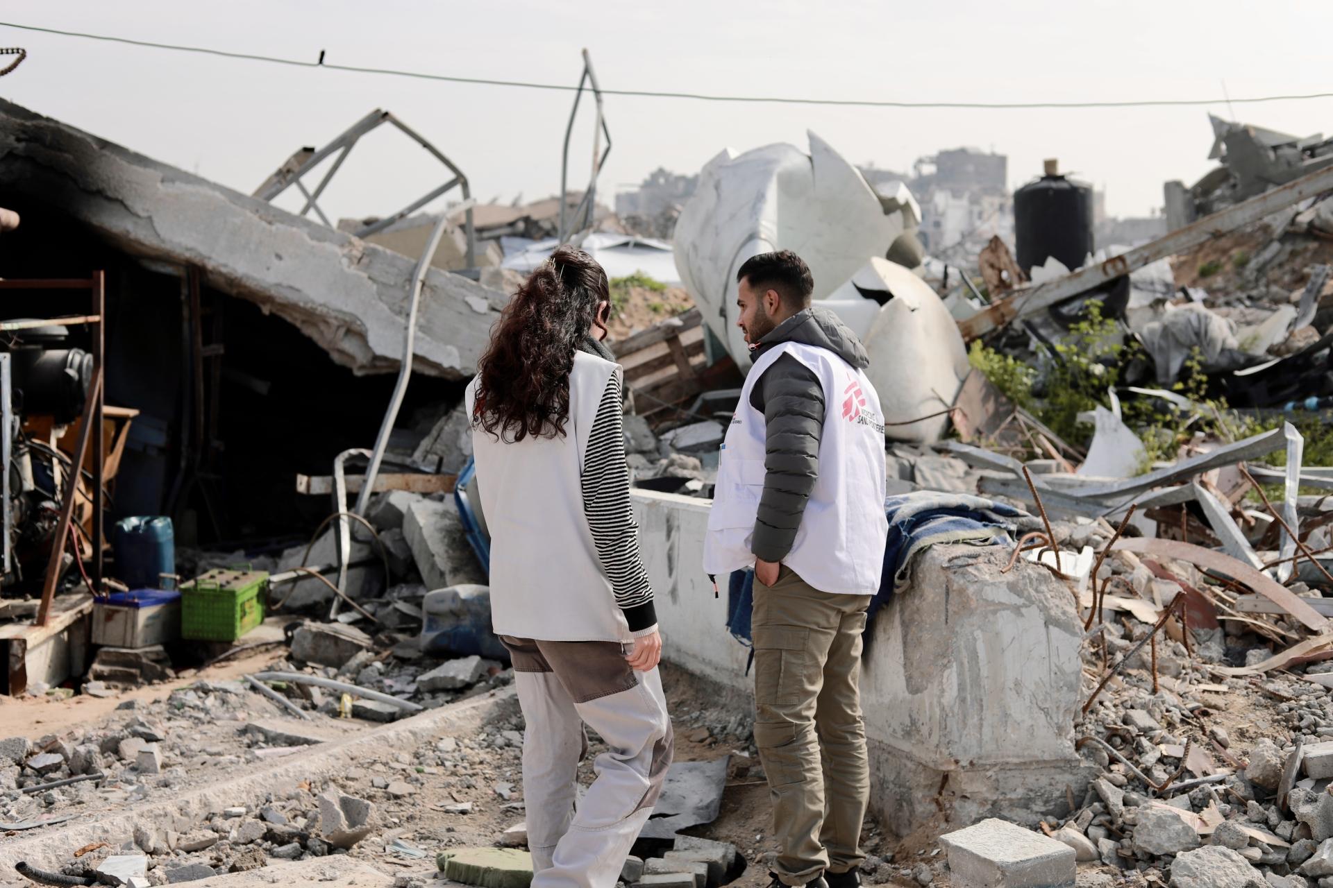 Des ingénieurs en eau et assainissement de MSF évaluent les conduites d'eau dans la ville de Beit Lahia, au nord de la bande de Gaza, en Palestine. 