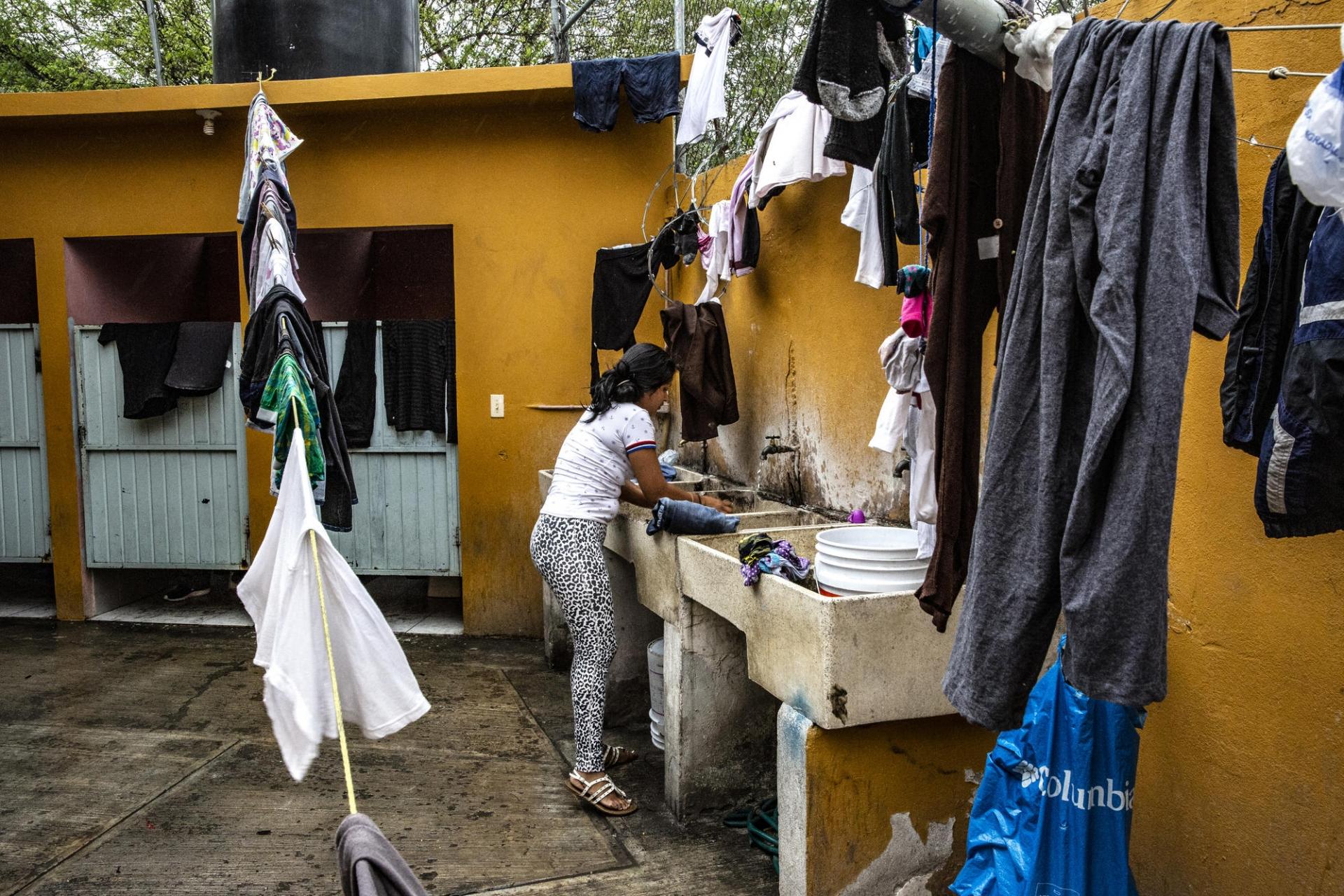 Une femme lave son linge dans un refuge pour migrants au Mexique. 