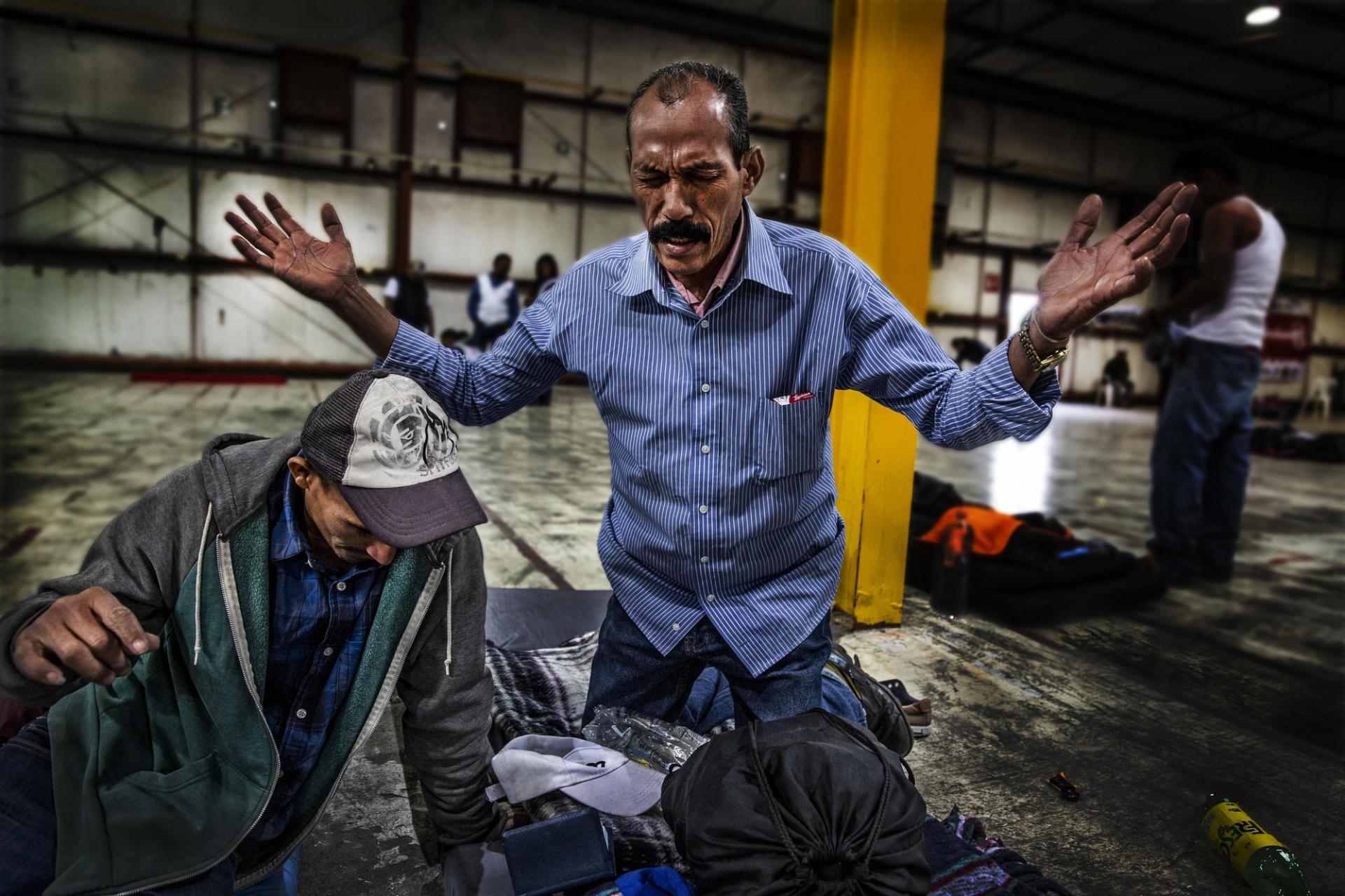 Situé à la frontière avec les États-Unis, le Piedras Negras Sports Pavilion accueille des centaines de personnes arrivées notamment du Guatemala et du Honduras.