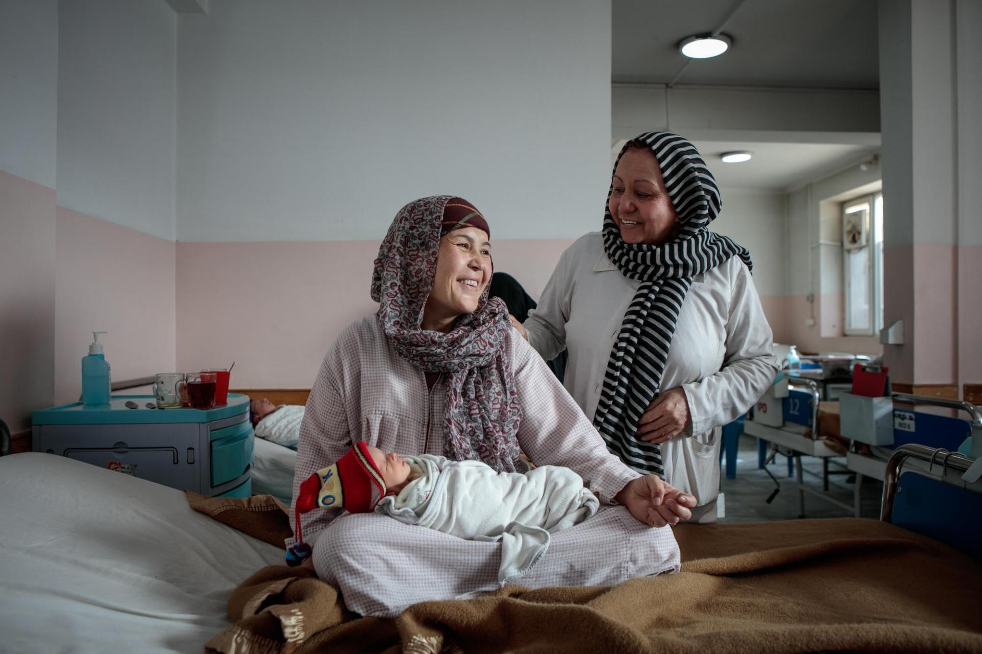 Naissance bébé fille à l'intérieur de l'incubateur à l'hôpital