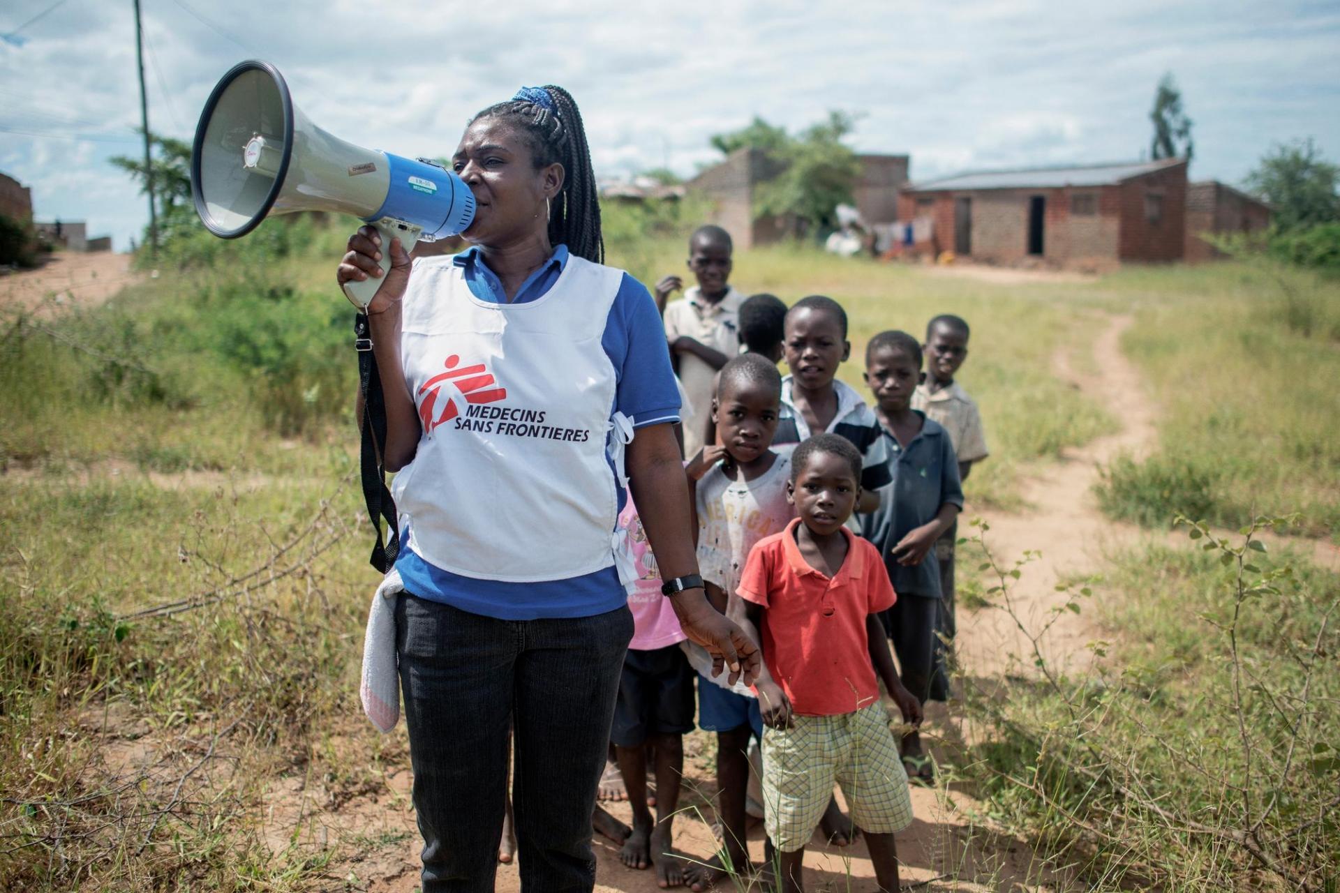 Ana Maria Jomaze, conseillère MSF, est agent de promotion de la santé et se promène à Samoa Machel pour expliquer à la population locale comment prévenir le choléra.