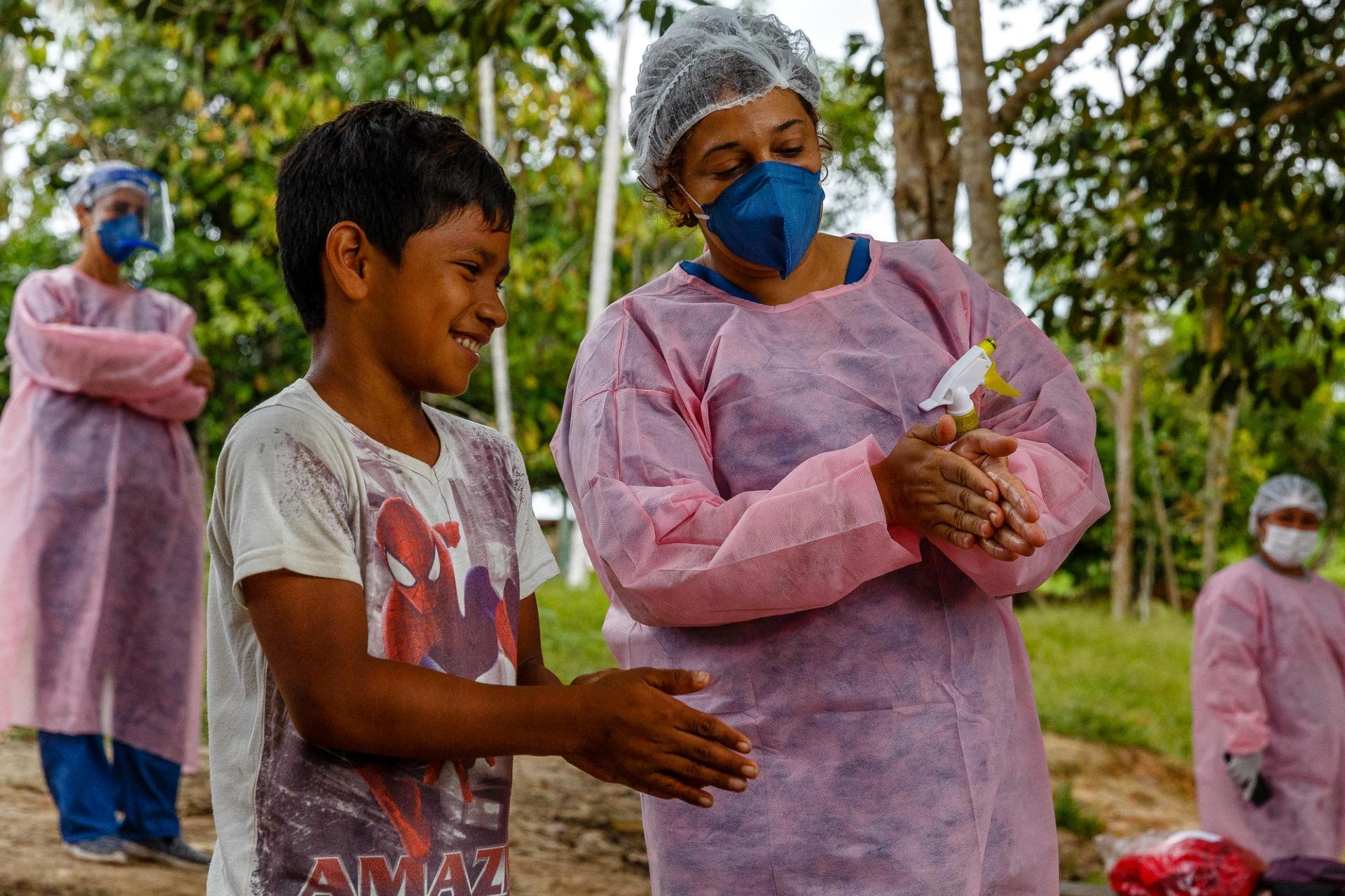 Nara Duarte, infirmière MSF, enseigne à un enfant la manière dont on se lave correctement les mains. État d’Amazonas, Brésil, juillet 2020. 