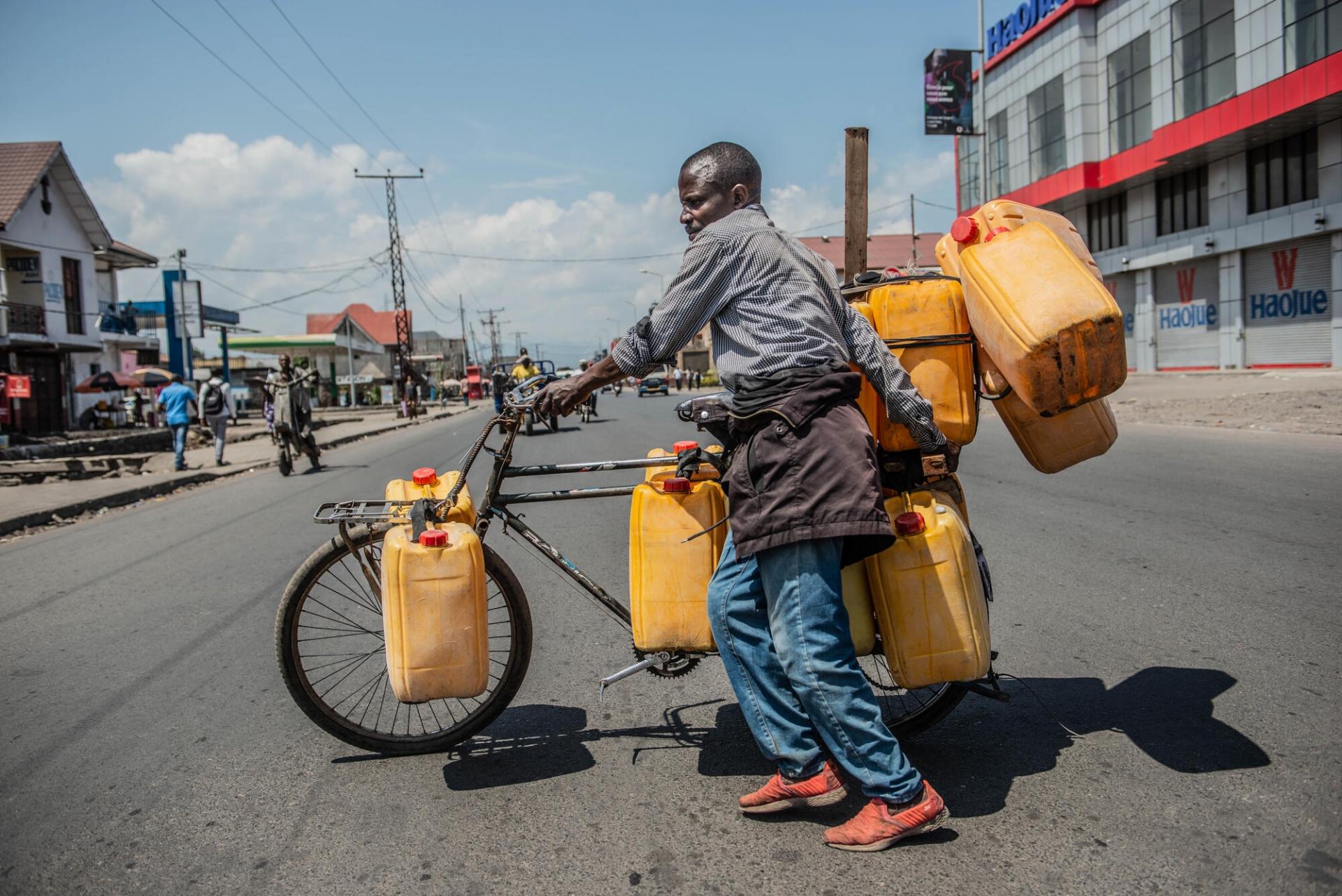   "To avoid making the population suffer even more or making them sick, we do not sell water from the lake but that from the tap" - Jean-Claude Bazibuhe Selling water has been my job for 17 years, since I left the army. I am part of the association of water dealers on bicycles in Goma, a structure that allows us in this particular period to supply the population with drinking water to fight against cholera and other water-borne diseases. The demand for potable water is on the rise due to damage to the city'