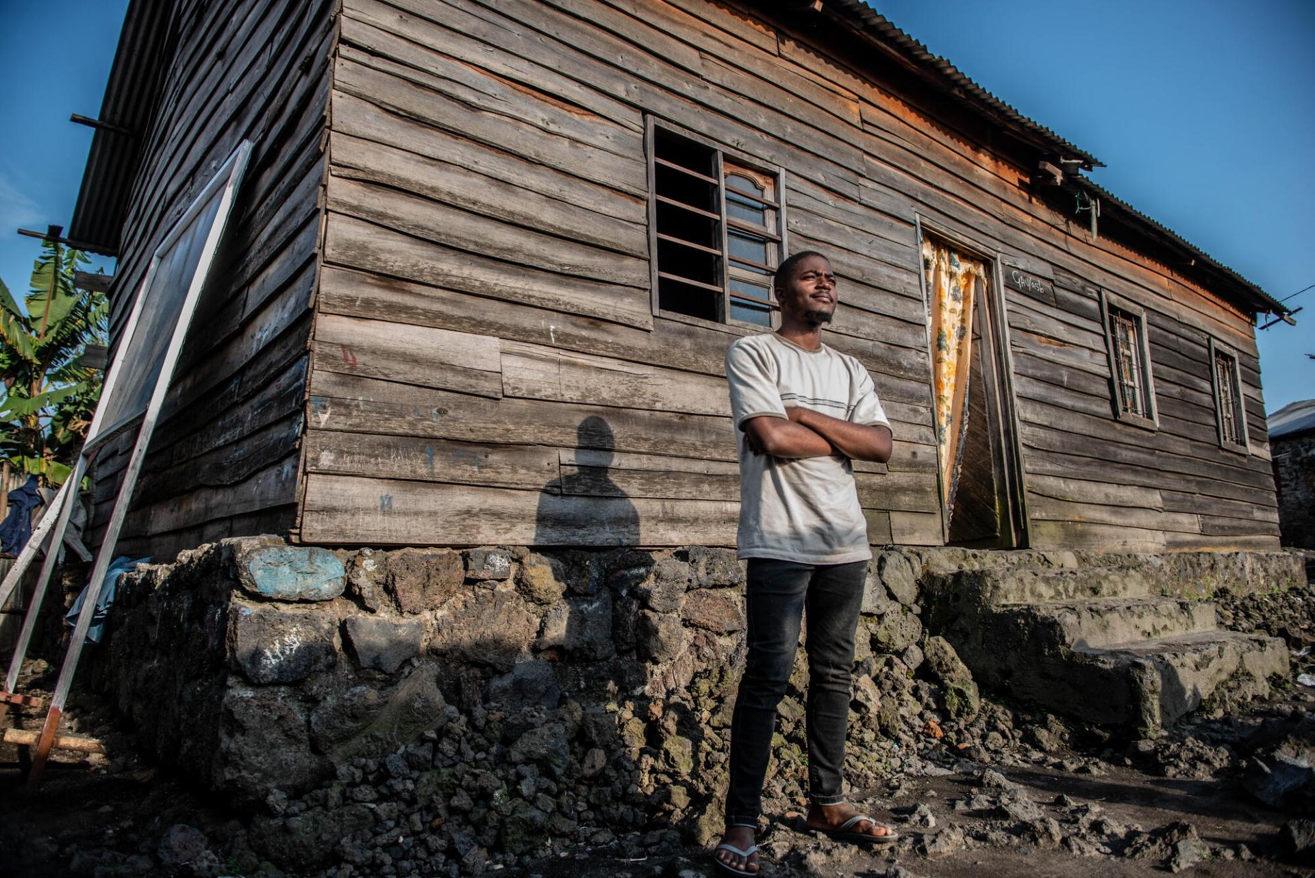 Antoine Ngola Syntexe, a student from Goma, outside the house in Sake. Since he fled to Sake with the family, he is helping the most affected population. “Even if humanitarian actors, and MSF in the first place, are doing what they can, many people are in great difficulty: traders are taking advantage of the situation and food prices have skyrocketed; exchange rates have skyrocketed and access to water and toilets remains difficult. The crowding of people into the sites where they had found shelter generate