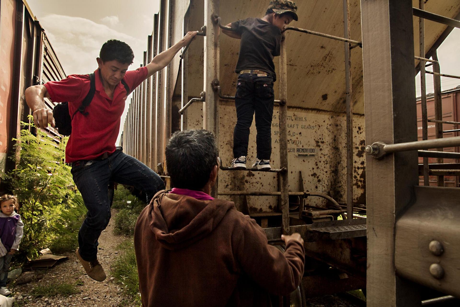 Des familles, des femmes et des enfants non accompagnés voyagent à bord de The Beast et tentent de se rendre aux États-Unis. Ils sont les plus vulnérables parmi les migrants.