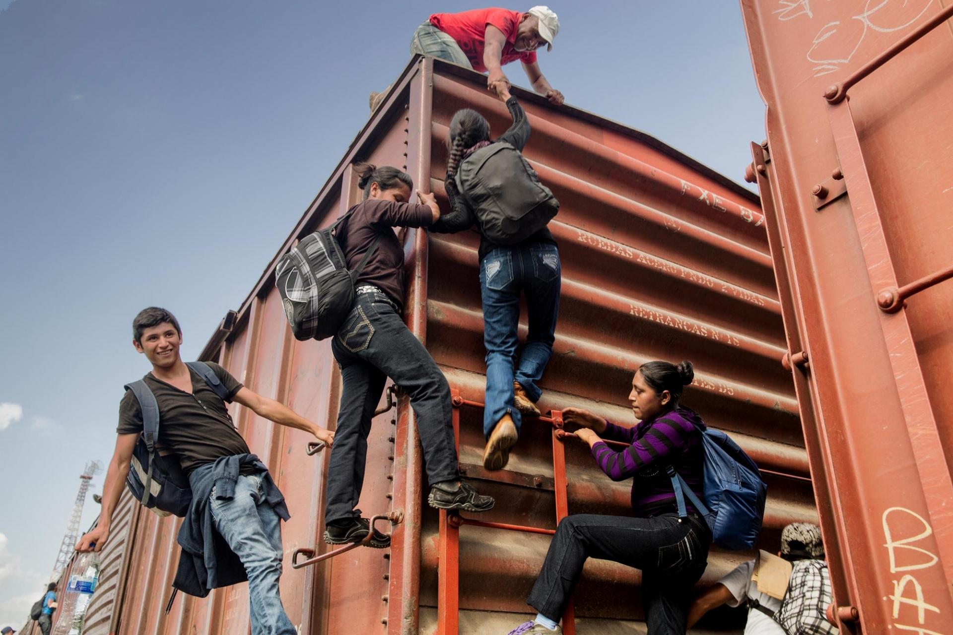 De nombreux migrants voyagent dans un train de marchandises, connu sous le nom de The Beast. Ils subissent souvent des vols et subissent des blessures en cours de route.
