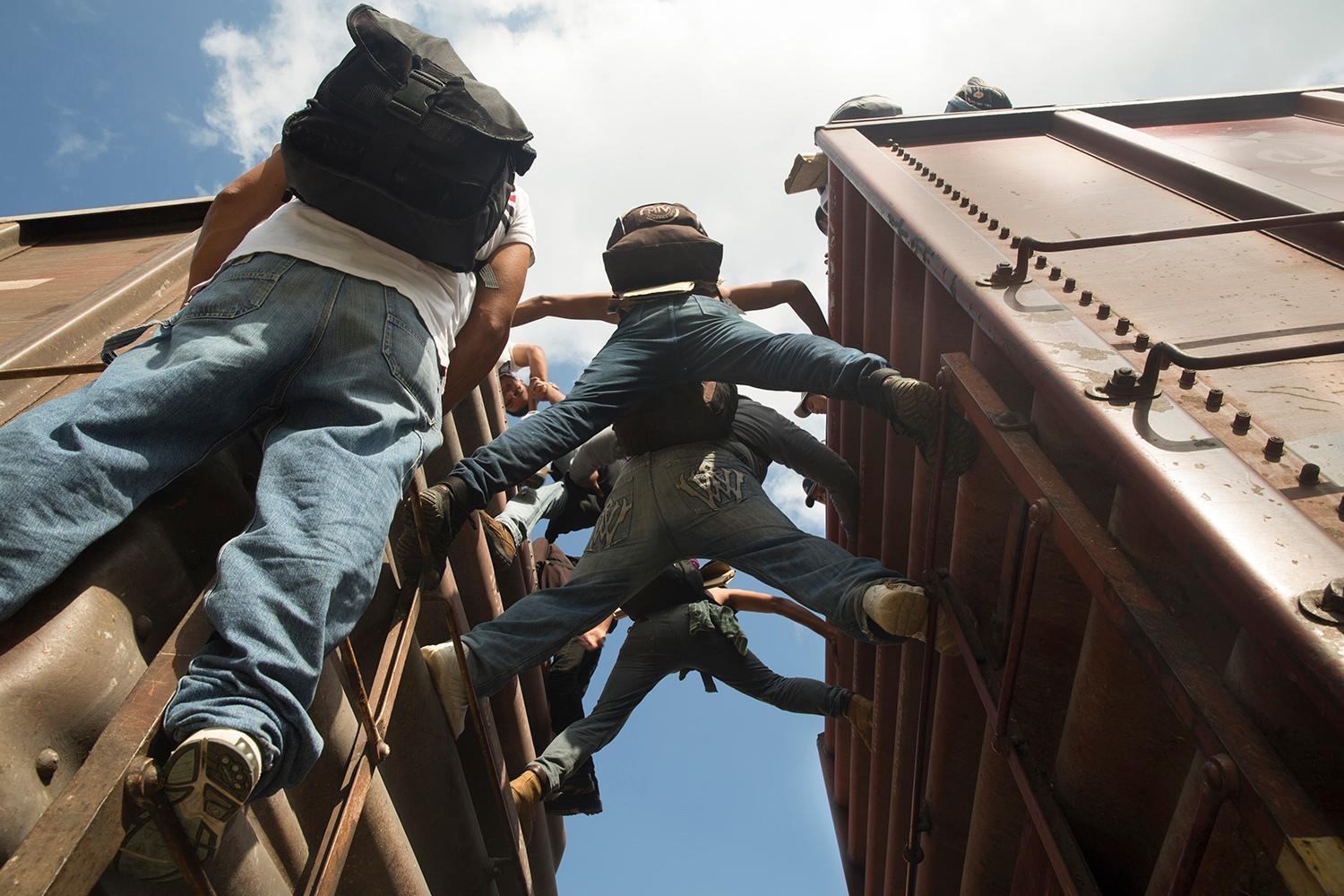 Des groupes de migrants traversent le Mexique en sautant d’un train à l’autre. 