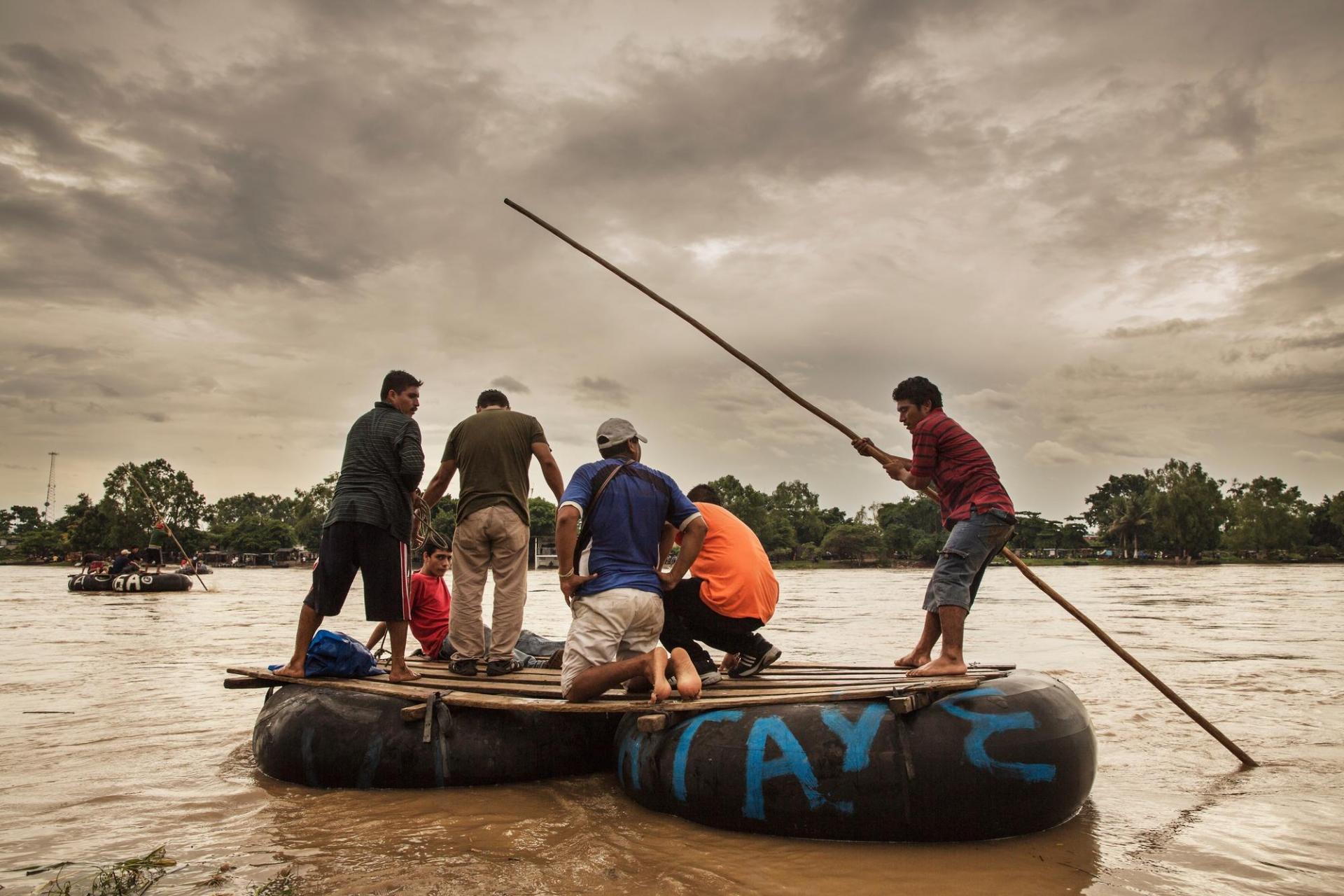 Des migrants traversent la frontière entre le Guatemala et le Mexique. 