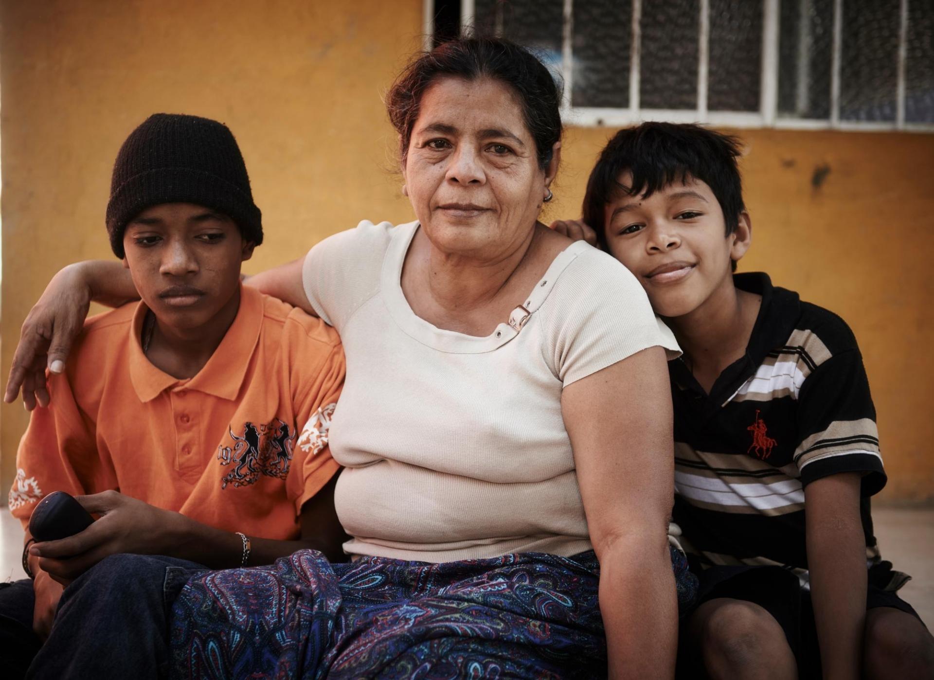 Rosa a fui le Salvador avec deux de ses petits-enfants.