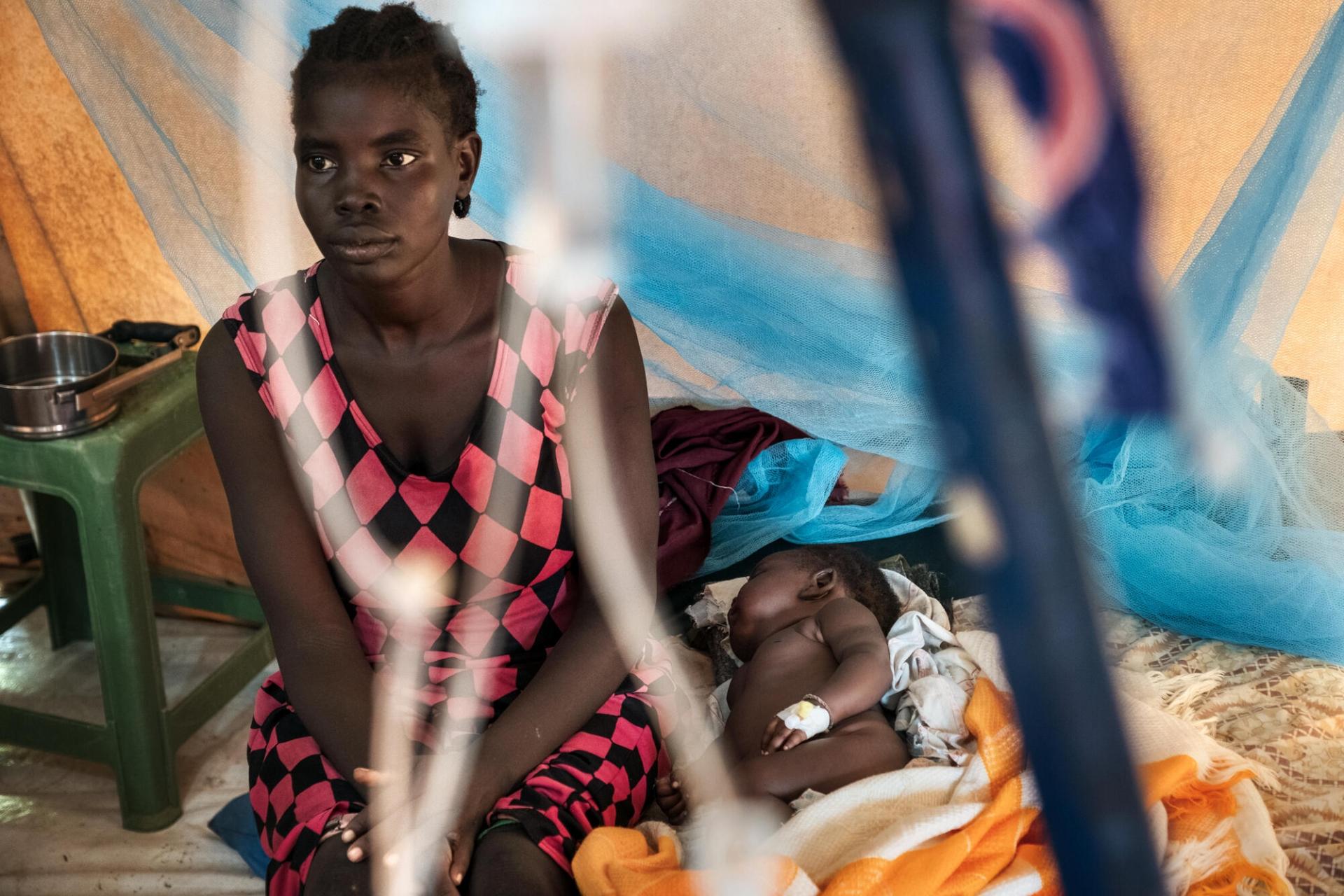 Une mère et son enfant, potentiellement touché par une méningite à Aweil.