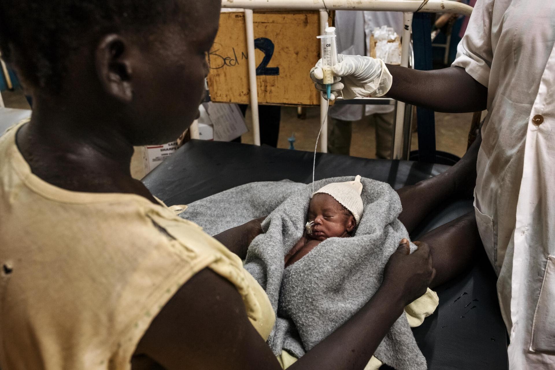 Achol et son enfant, né prématurément, dans l’hôpital général d’Aweil.
