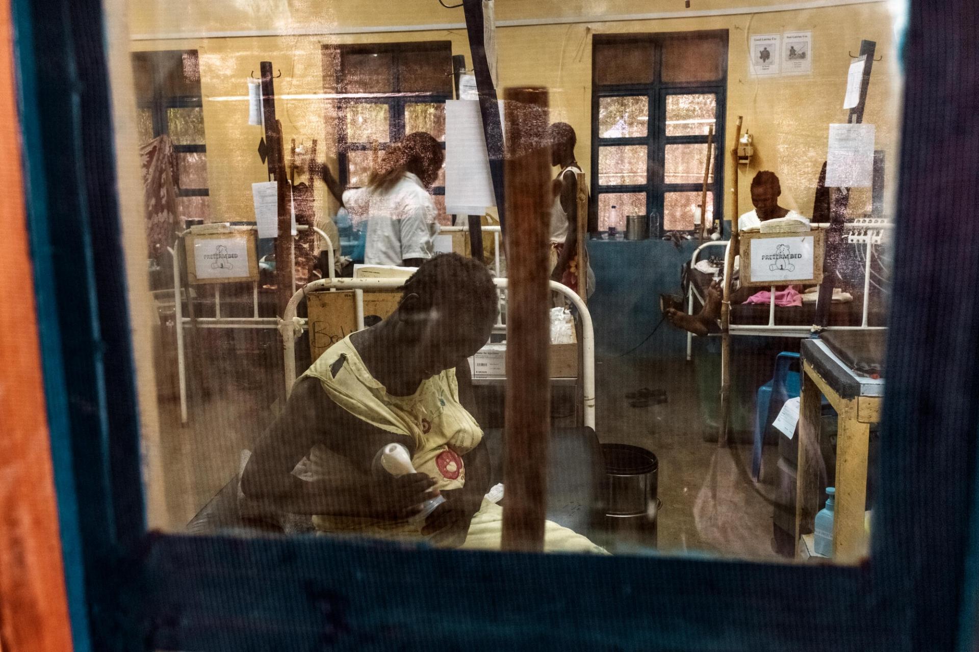 Achol et son enfant, né prématurément, dans l’hôpital général d’Aweil.