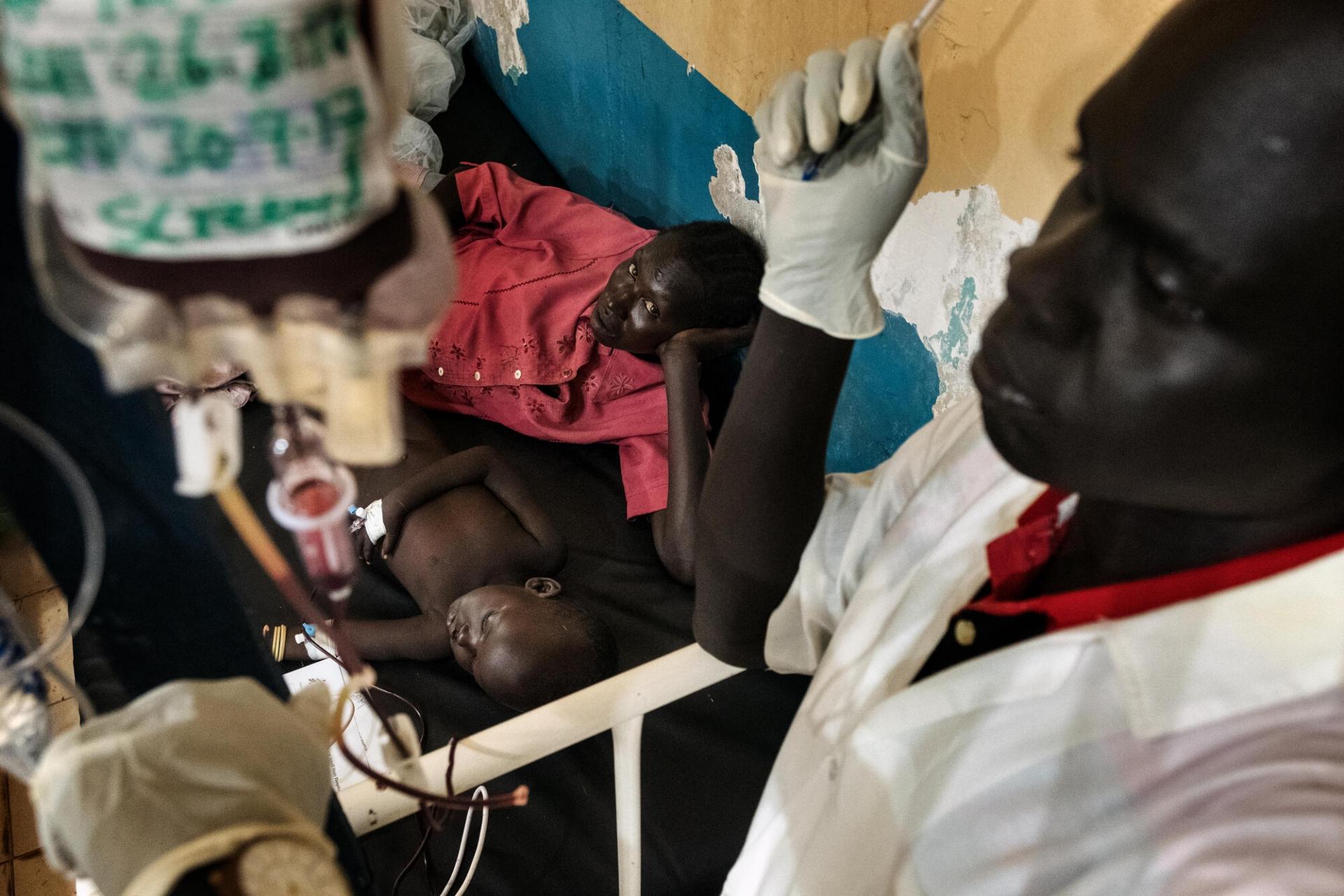 Les transfusions sanguines sont nécessaires pour les enfants atteints d’une anémie sévère.