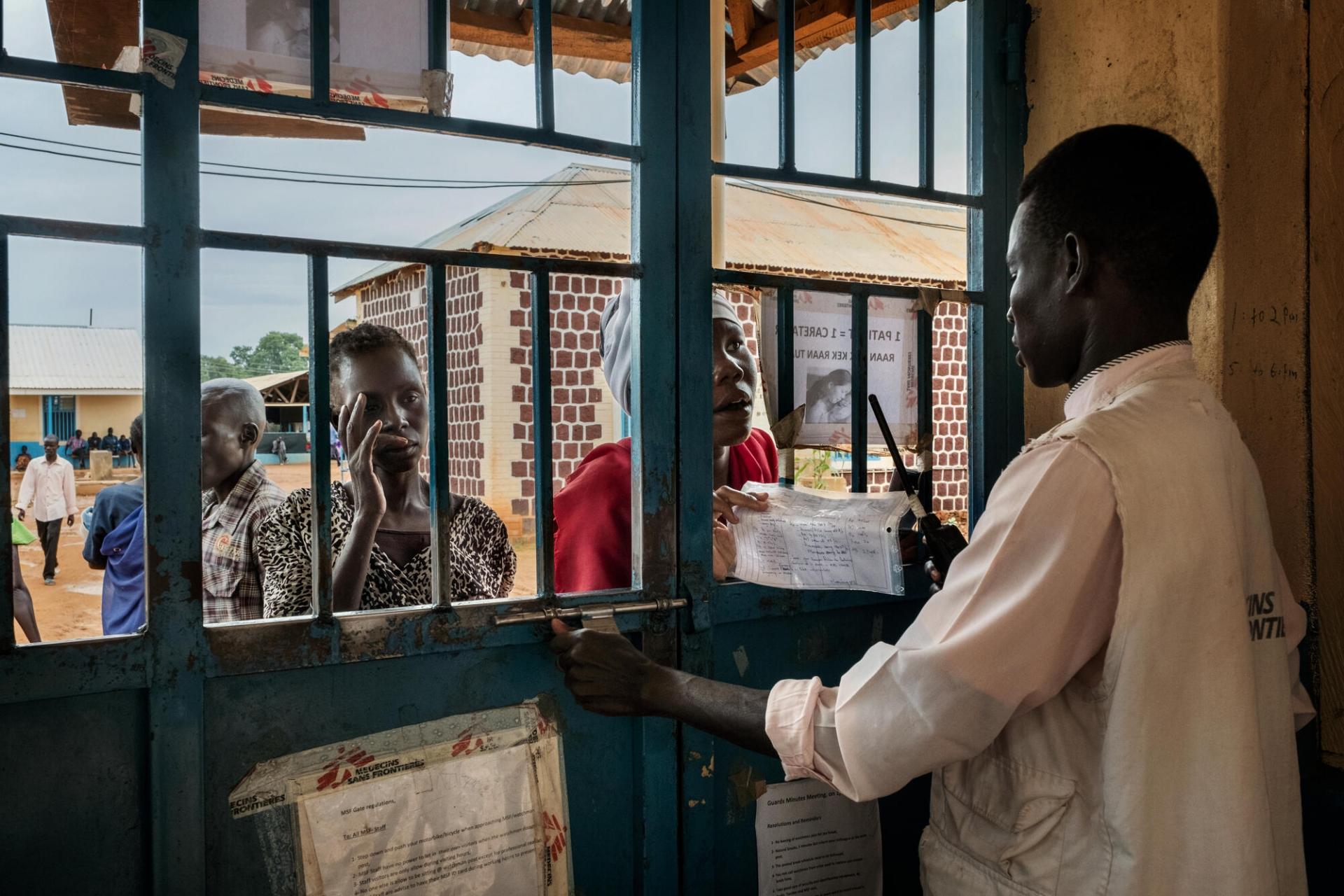 Un gardien contrôle les informations des visiteurs à l’entrée principale de l’hôpital général d’Aweil.