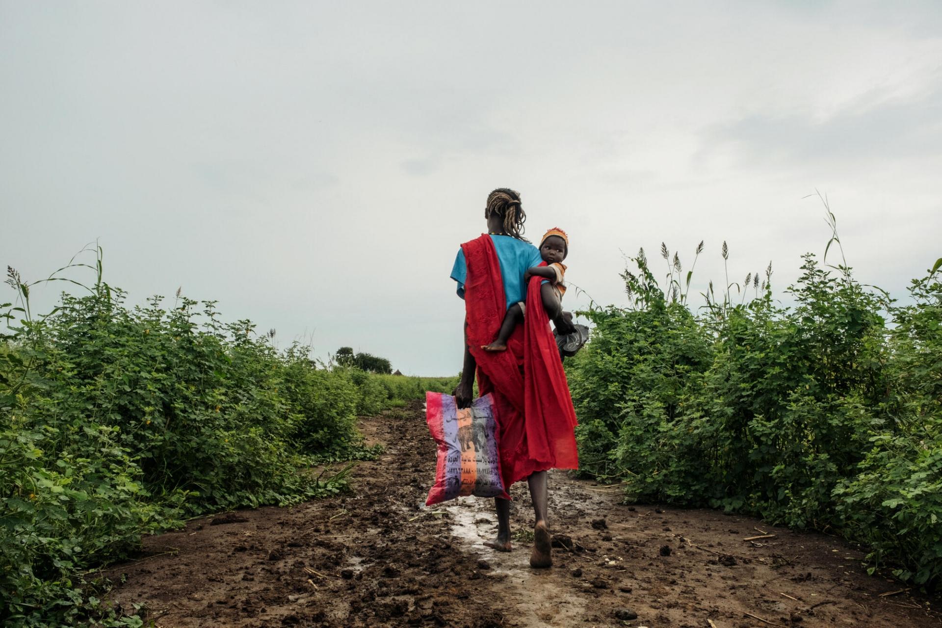 Anger et son fils entament le voyage de retour, qui durera une heure dans la boue.