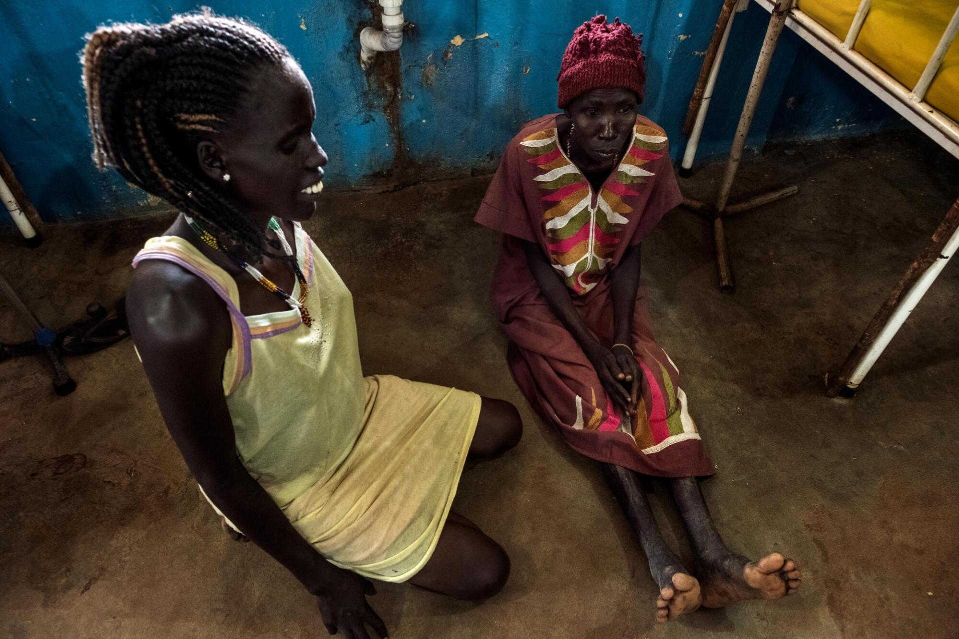 Atok et sa mère dans l’hôpital général d’Aweil. 