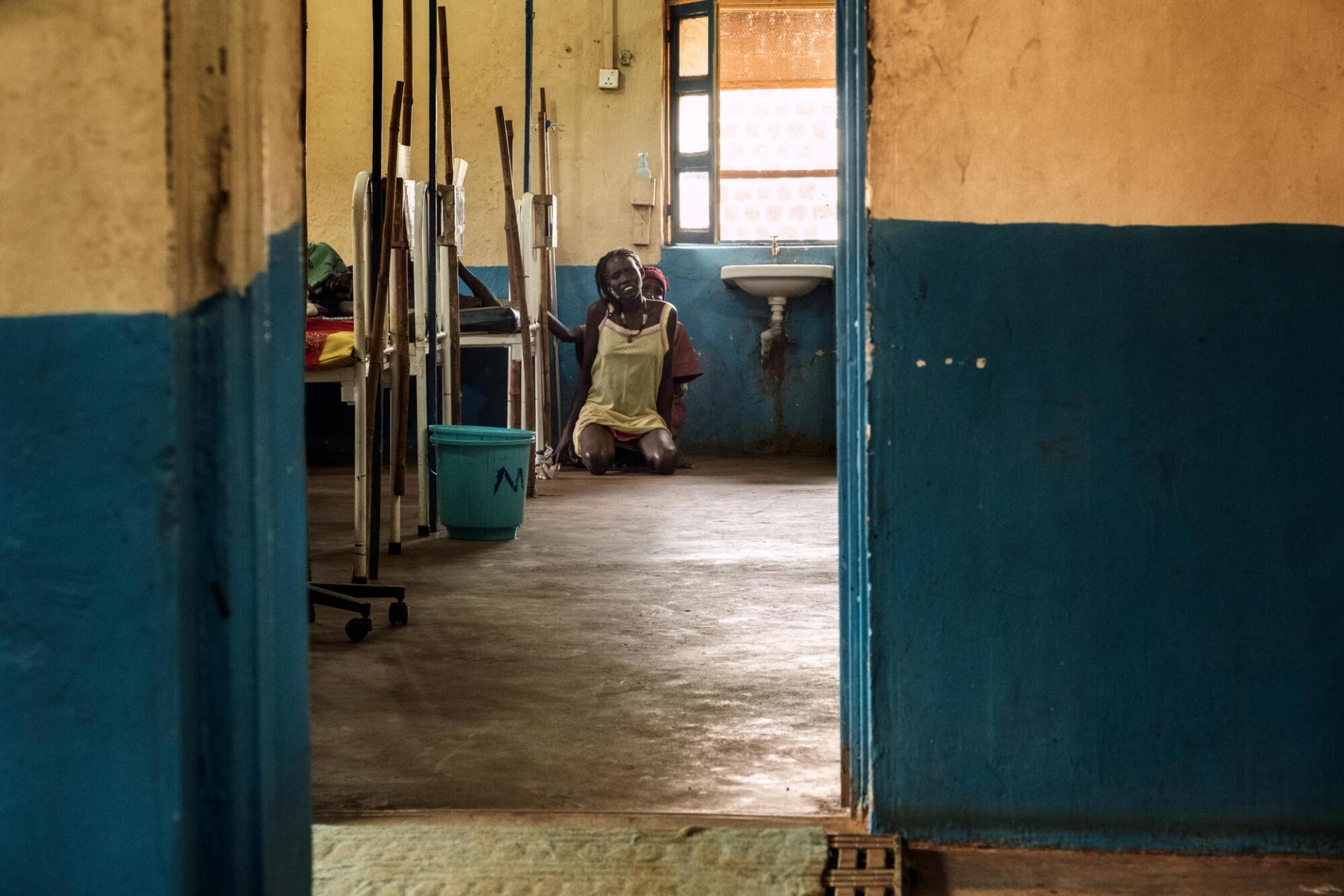 Atok et sa mère dans l’hôpital général d’Aweil, soudan du sud.