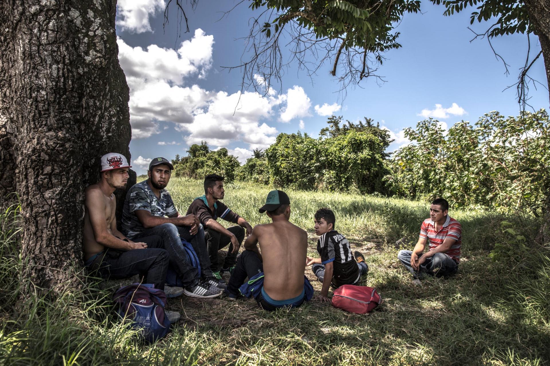 Un groupe se repose près du refuge La 72 au Mexique.