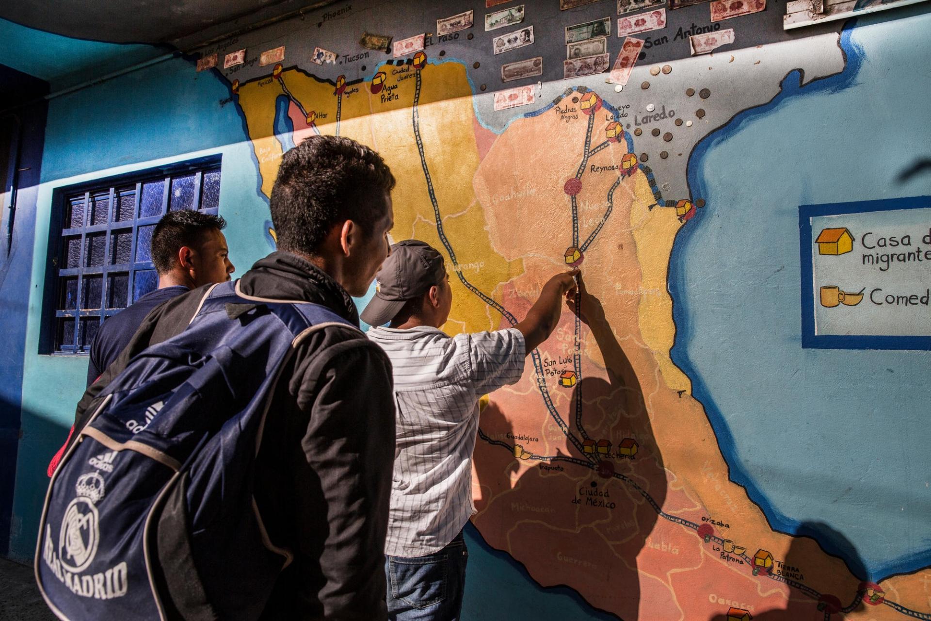 Un homme pointe un refuge sur une carte du Mexique.