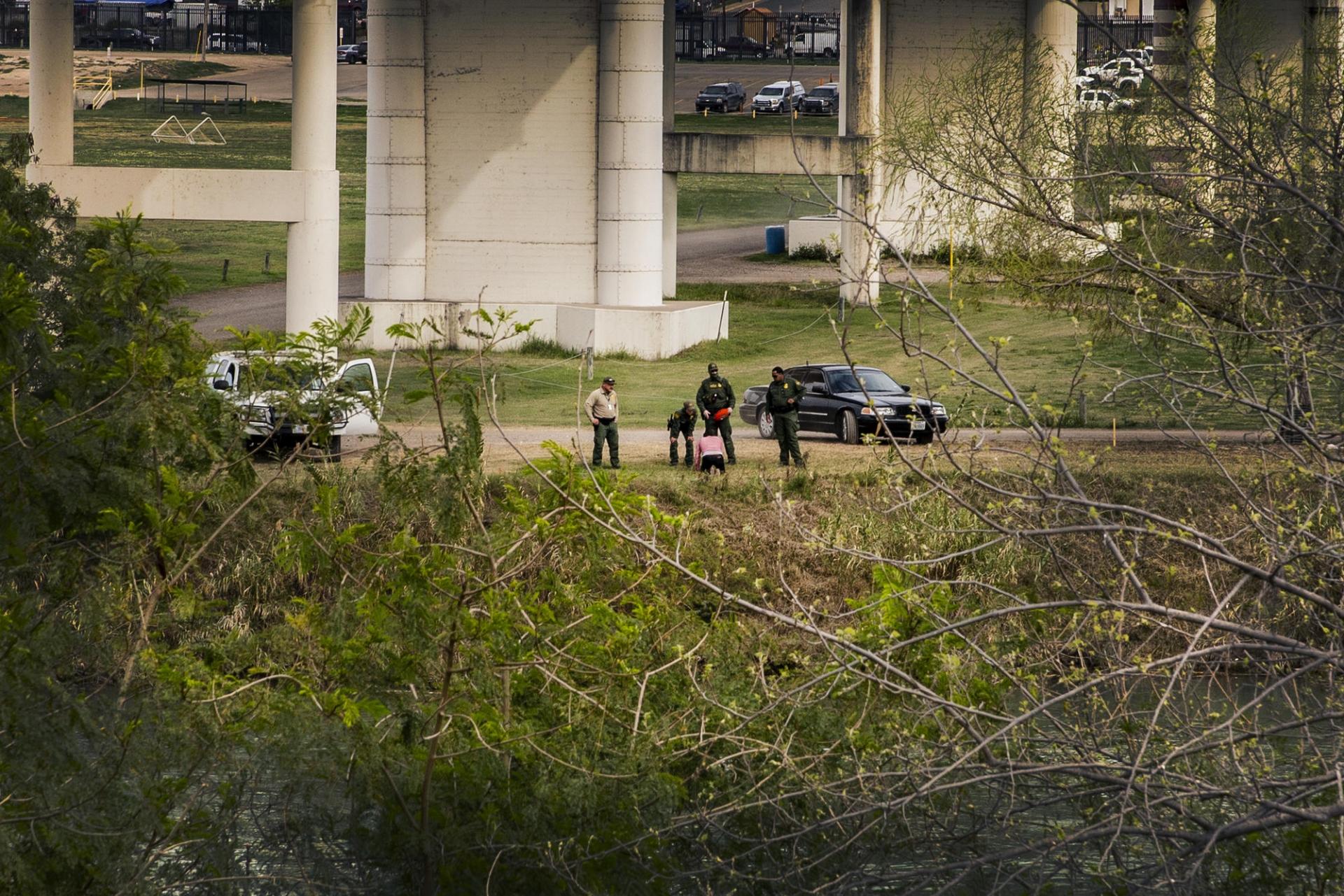 Un couple de migrants est arrêté par la police des frontières américaine au pont international Eagle Pass. 