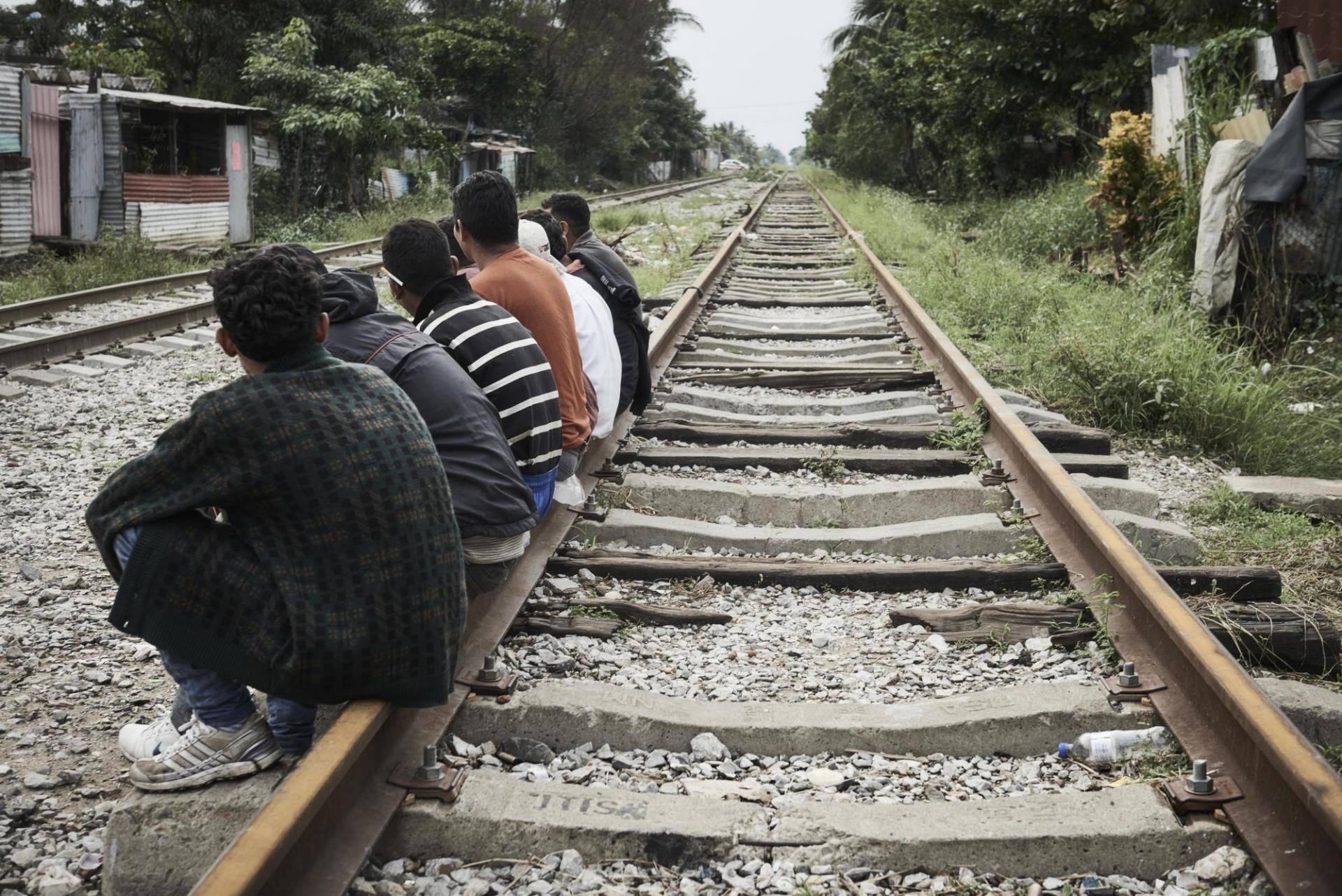 Des migrants, le long des rails, tentent de rejoindre les États-Unis.