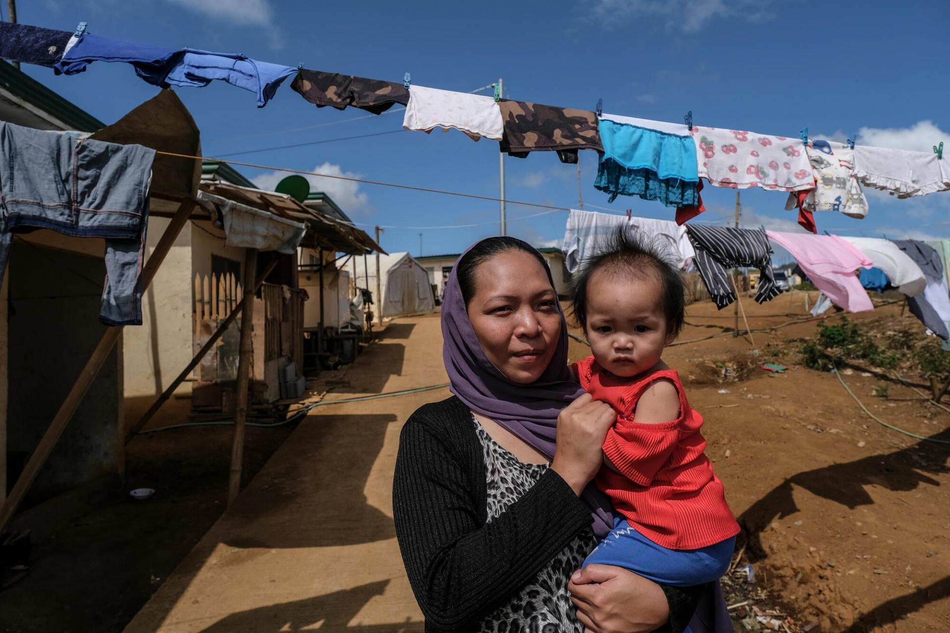 Diane Sumangan et sa famille ont déménagé dans un centre d’évacuation avant de trouver une nouvelle maison sur le site transitoire de Bogangga.