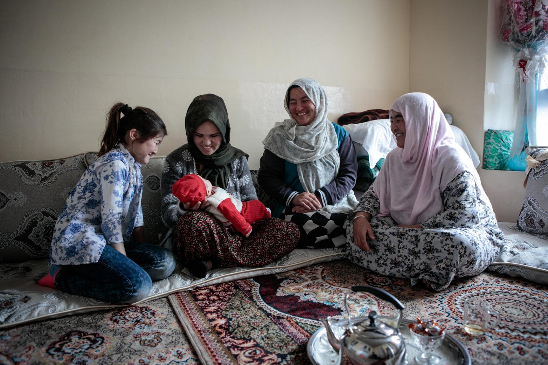 Hosnia s’est mariée l’année dernière. Elle vit depuis avec son mari chez sa belle-famille, comme la tradition afghane le veut. 10 personnes habitent dans la maison : la jeune femme, son mari et leur fille, ainsi que les beaux-parents, le frère et les quatre sœurs de l’époux. Dans leur chambre, Hosnia partage un thé avec sa belle-mère et sa jeune nièce. 