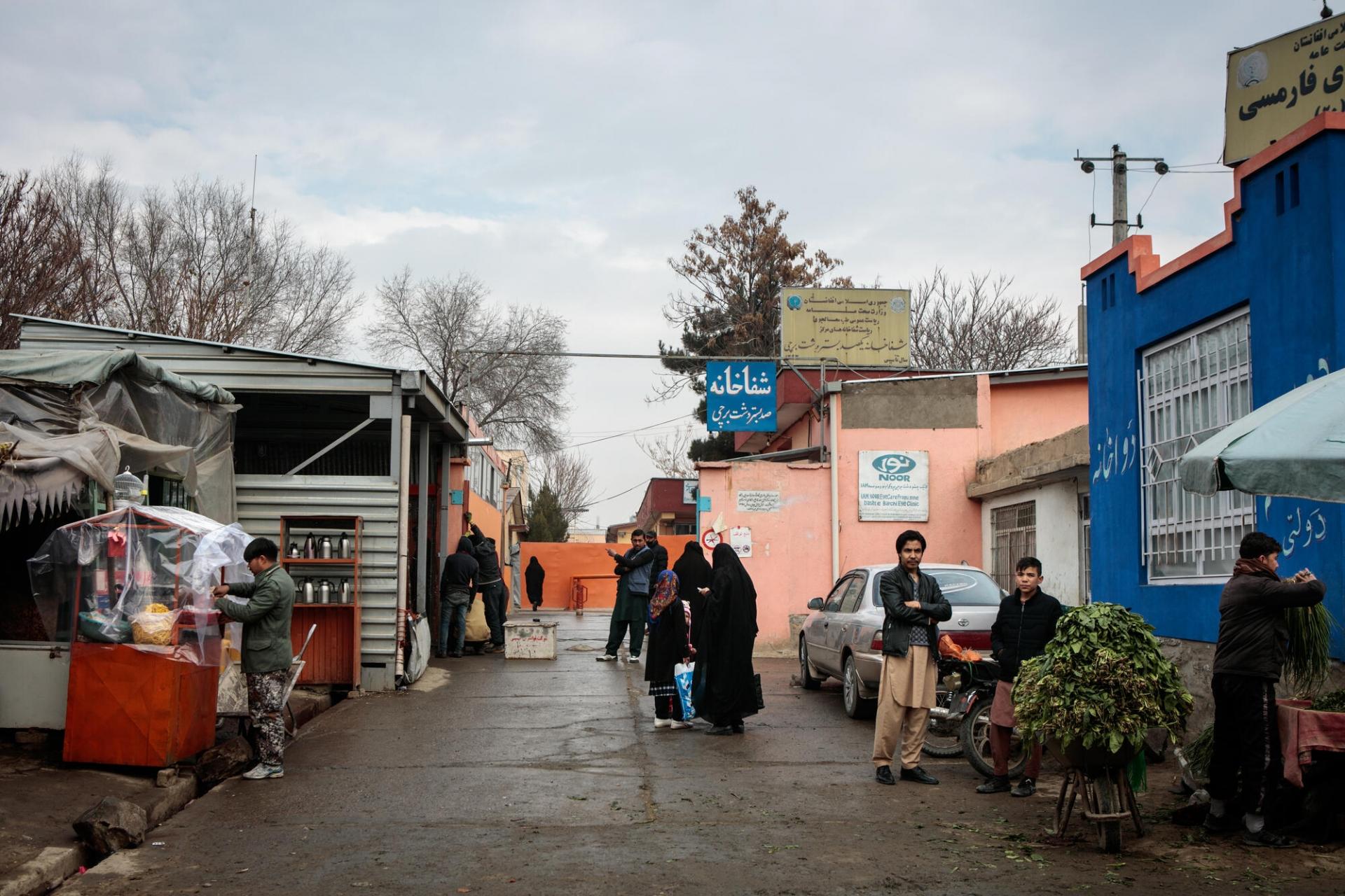 Entrée de l’hôpital des 100 lits à Dasht-e-Barchi en Afghanistan