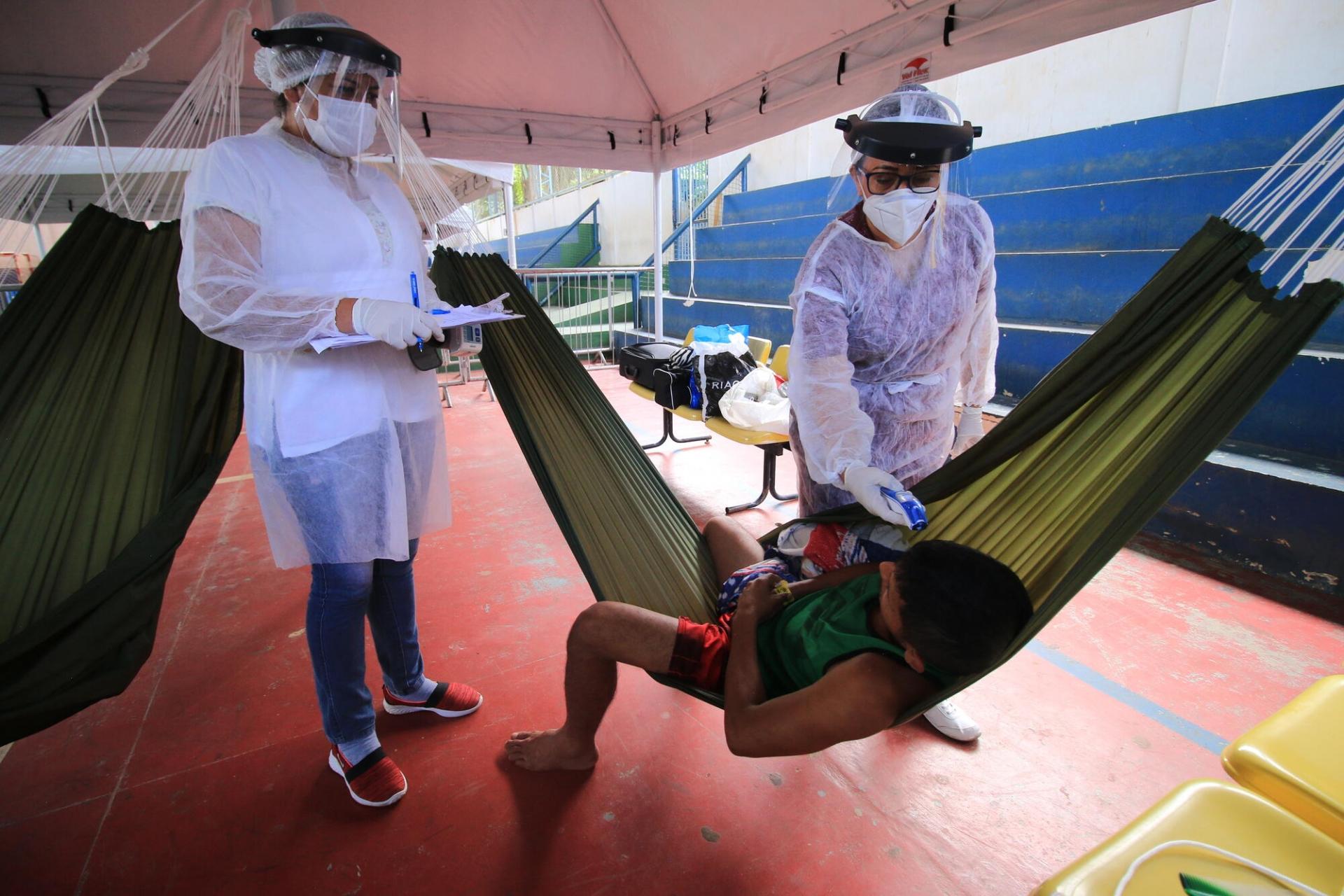Des personnes de la communauté Warao présentant des symptômes de la Covid-19 se font prendre la température au centre d’isolement mis en place par MSF à Manaus, État d’Amazonas, Brésil, juin 2020.