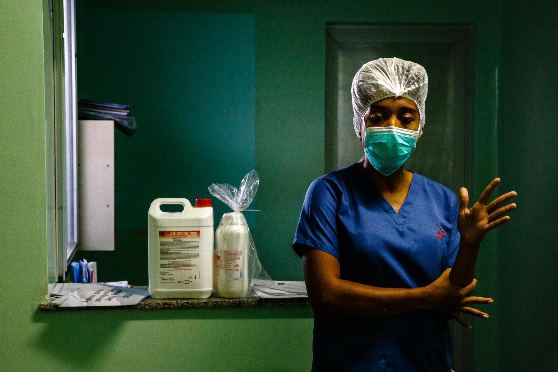 Rebecca Alethéia, infirmière MSF, dispense une formation sur le bon usage des équipements de protection individuelle et sur les procédures de désinfection du matériel, au personnel de l’hôpital régional de Tefé, État d’Amazonas, Brésil, juillet 2020.