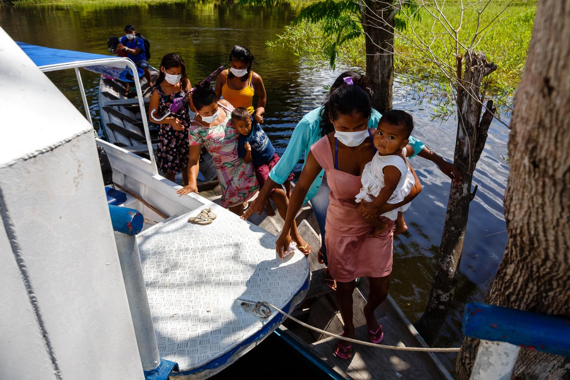 La population locale arrive au bateau-clinique pour recevoir des soins. L’équipe MSF a aidé à aménager le circuit des patients et a améliorer les protocoles de prévention et de contrôle des infections pour réduire le risque de contamination, État d’Amazonas, Brésil, juillet 2020.