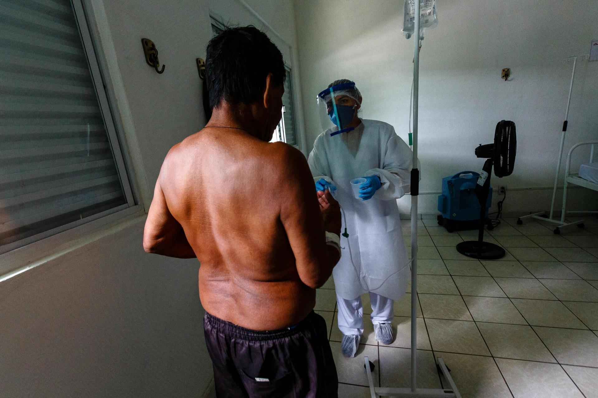 Un patient atteint de symptôme de la Covid-19 est testé pour la tuberculose dans le centre de soins mis en place par MSF à São Gabriel da Cachoeira, État d’Amazonas, Brésil, juillet 2020. 