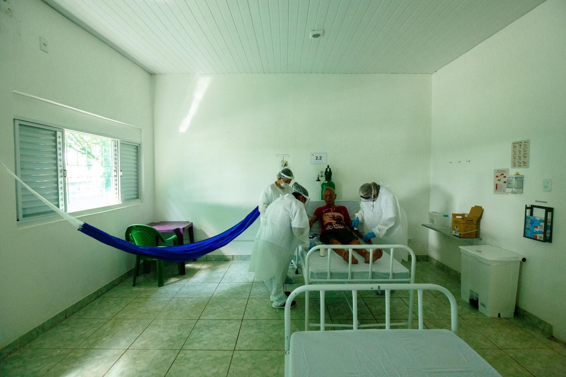 Antonio Castro, 99 ans, est pris en charge au centre de soins mis en place par MSF à São Gabriel da Cachoeira, État d’Amazonas, Brésil, juillet 2020.