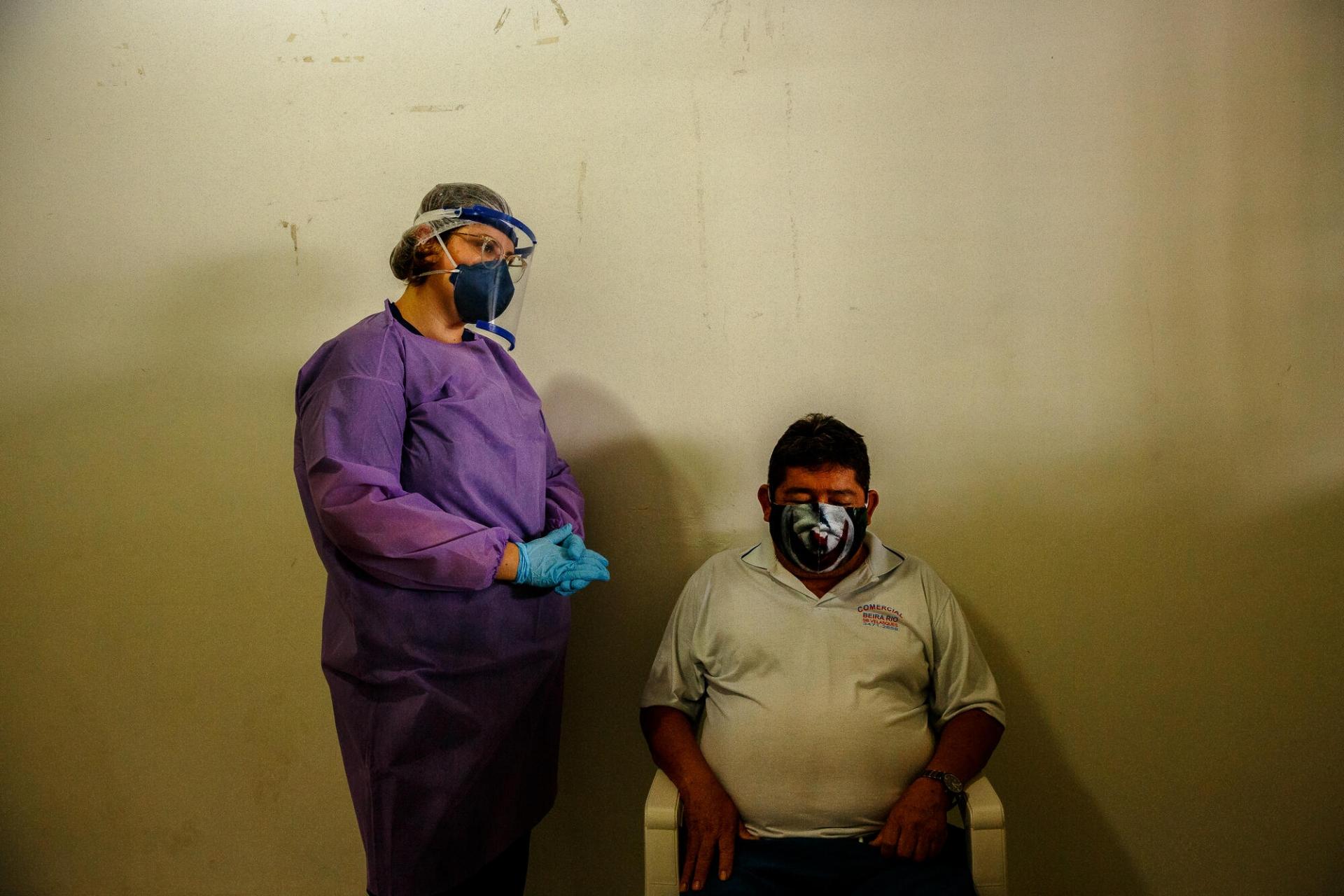 La Dr. Fernanda Abrantes s’entretient avec la famille d’un patient lors d’un dépistage Covid-19 au centre de soins mis en place par MSF dans la ville amazonienne de São Gabriel da Cachoeira, État d’Amazonas, Brésil, juillet 2020.