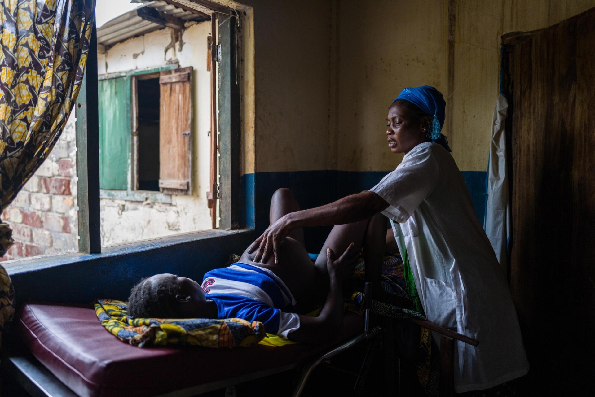 L'accouchement d'Octavie a duré 5 heures et son enfant est né à 17h30 malgré certaines complications et l'absence de matériel adaptée dans le centre de santé de Nzacko. Juillet 2021.