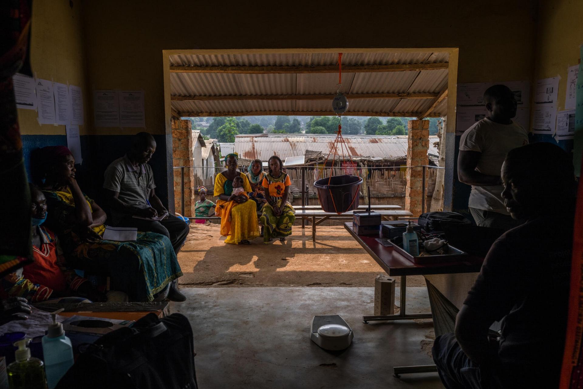 Un membre des acivités externes de MSF conduit une séance de formation pour le personnel de santé du village de Nzacko. Juillet 2021.