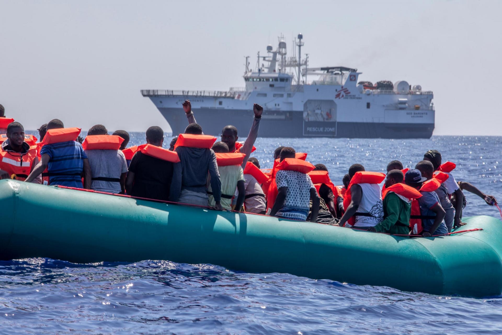 Les équipes MSF en approche d'un bateau avec 54 personnes à son bord, notamment 6 femmes, 21 mineurs non accompagnés et un bébé.