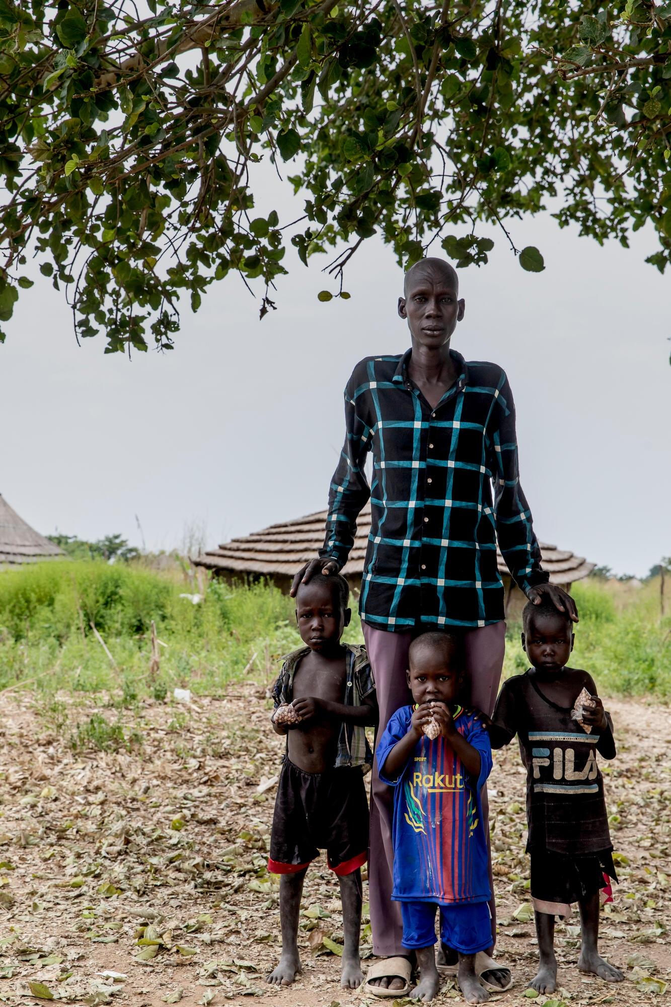 Adim Garang Thiep, 39 ans, père de huit enfants, près du site de distribution de chimioprévention du paludisme saisonnier dans le village de Kuom. Octobre 2021.