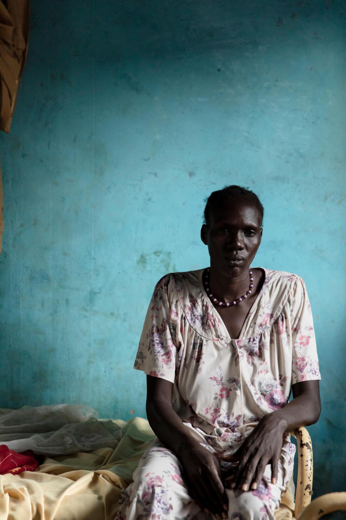 Awien Atak Makak, 36 ans, dans sa maison près du village de Kuom. Octobre 2021.