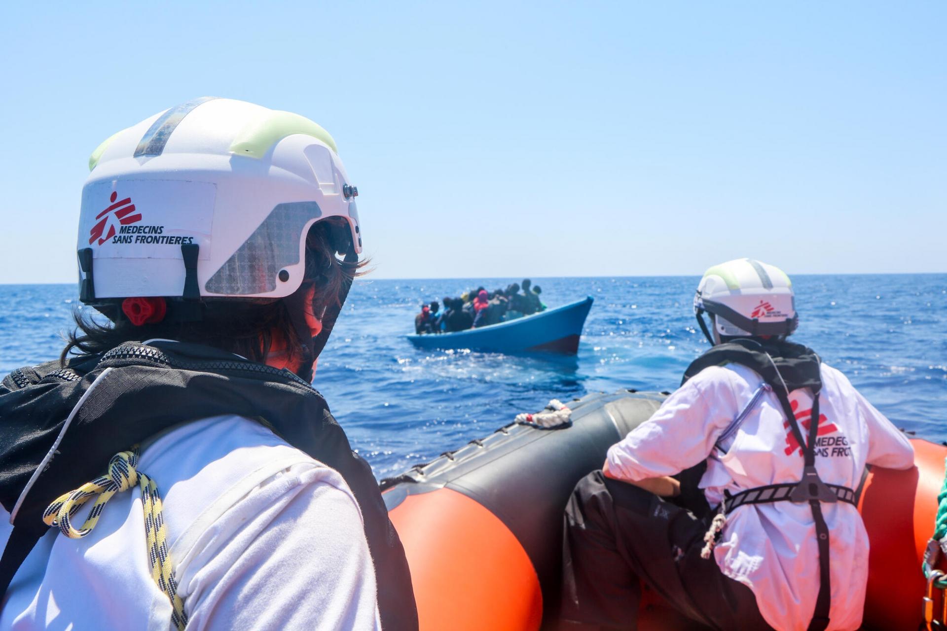 Les équipes MSF sur le point de transférer des rescapés.