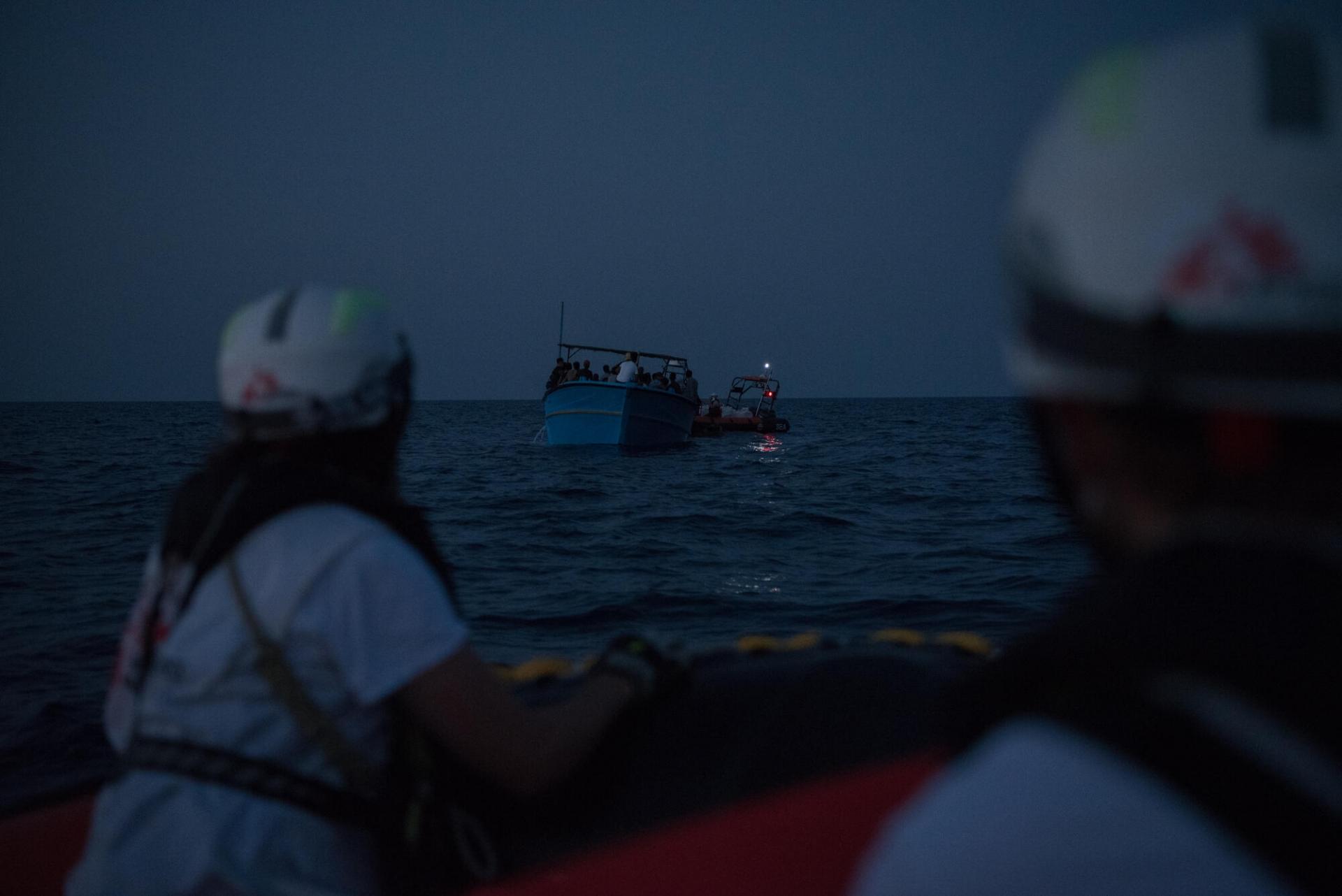 Un sauvetage de nuit. 188 personnes étaient à bord de cette embarcation.