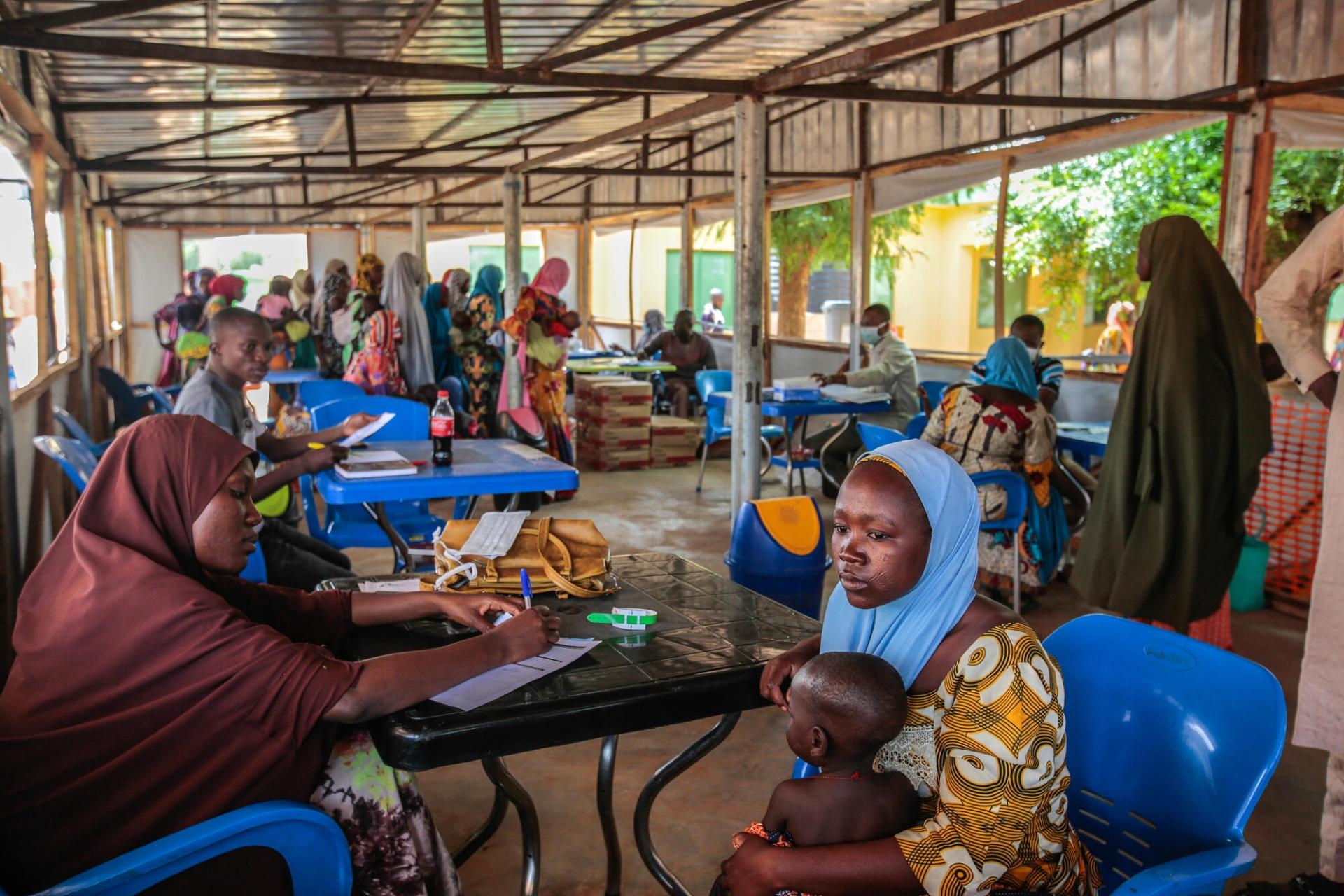 Une jeune mère et son enfant sont pris en charge au centre nutritionnel de MSF, dans le village de Riko. État de Katsina, Nigeria, juin 2022. 
