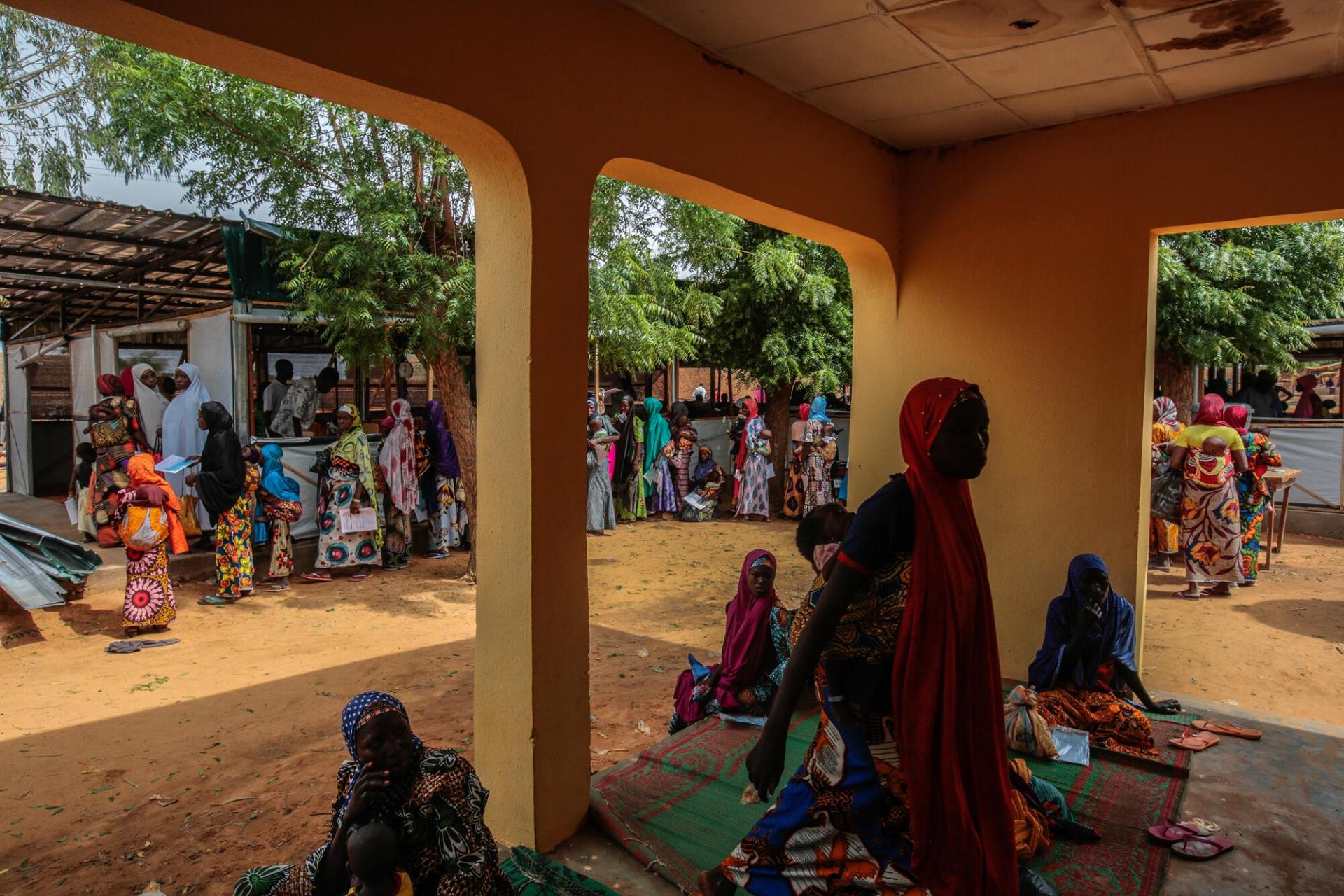 Des mères et leurs enfants attendent pour une consultation médicale au centre nutritionnel thérapeutique de Riko. État de Katsina, Nigeria, juin 2022.